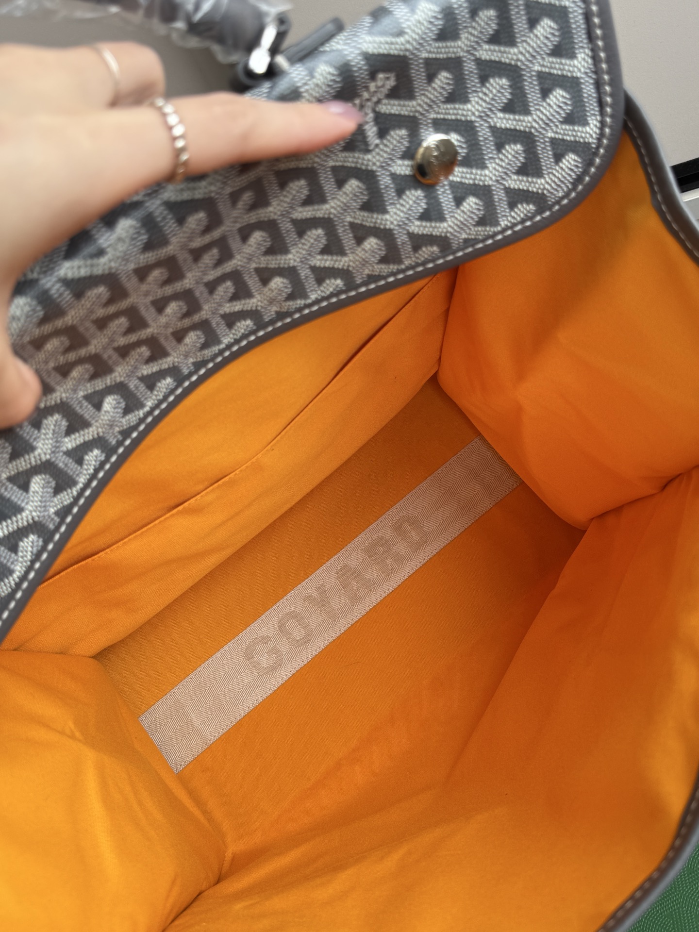 Gucci 升级版折叠大背包·灰色