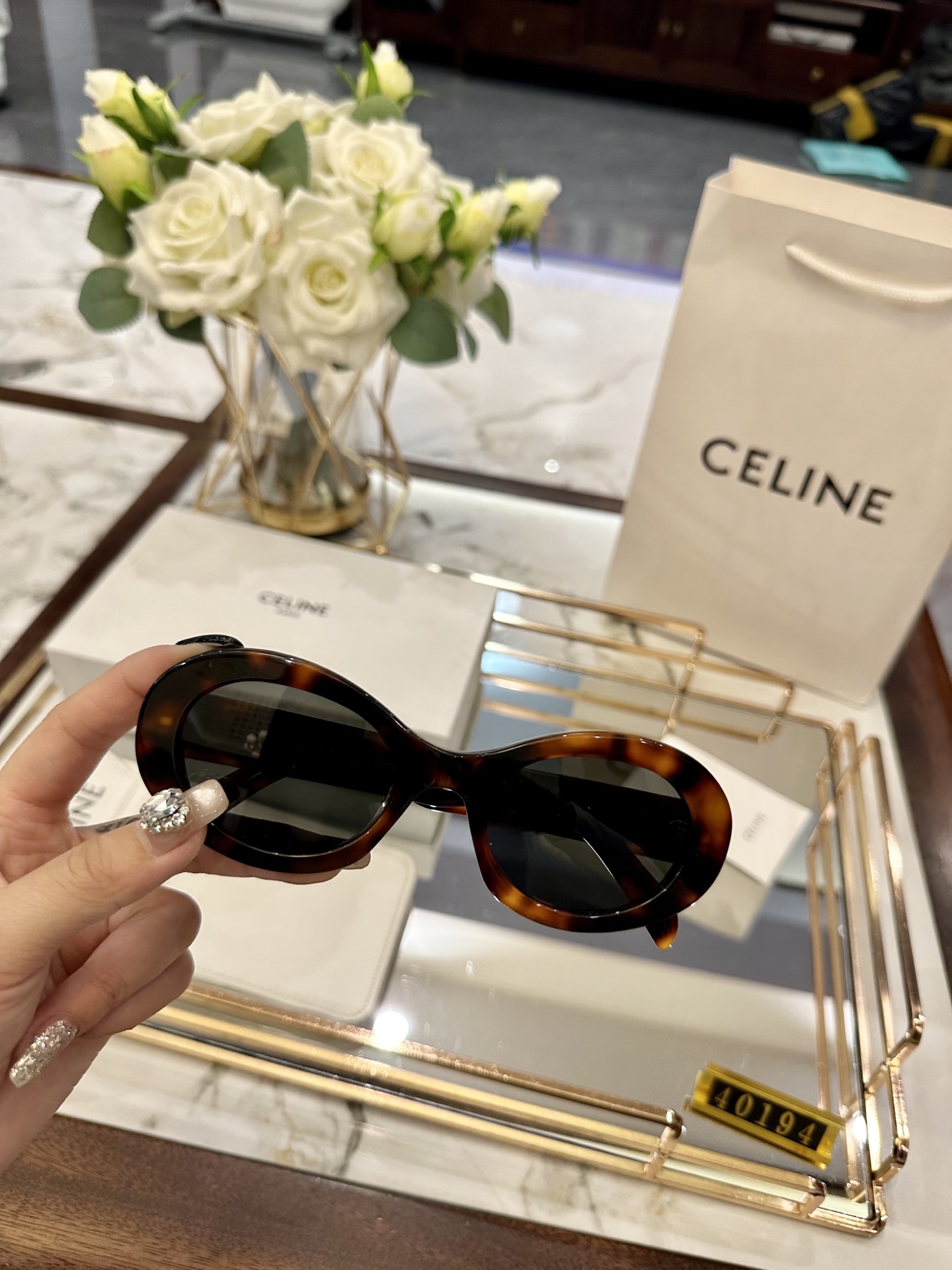 【J H】p188 Full Package At The Counter 20 Gift Bag 5 Upgraded Version Of The Order Celine’s Hot-selling Glasses Have Arrived. Purchase And Mold Opening. Counter Version. Full Of Details, Excellent Quality. Material: Plate, High-definition Polarized Lenses The Most Popular Styles At The Moment, Must-have Items For Fashionistas, Ready In Store, 40194