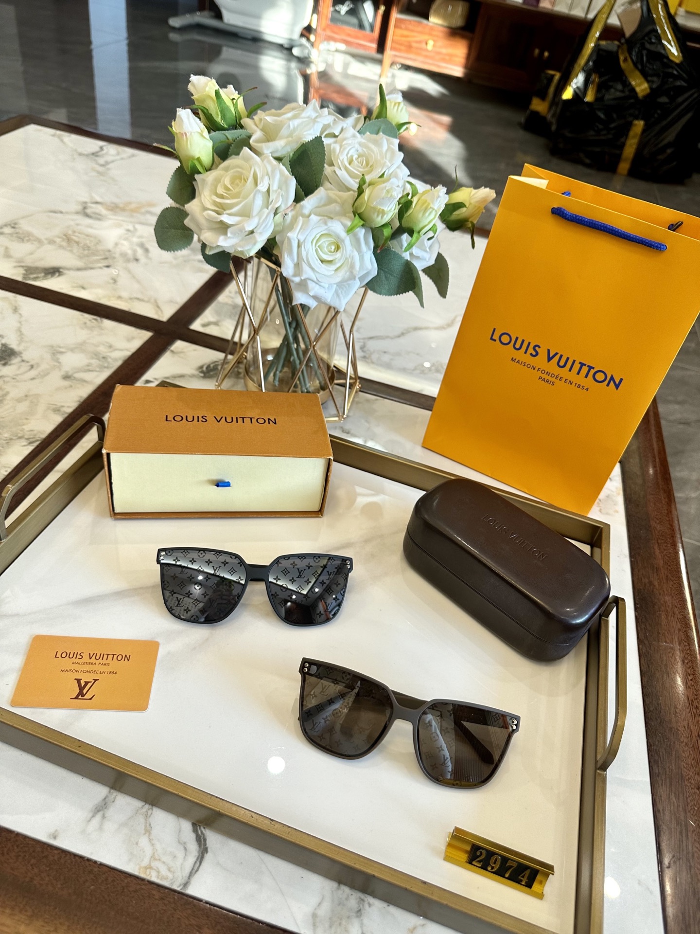 J H One P188 Full Package At The Counter 15 Gift Bag 5 Single Plate, Seiko Version Lv’s Popular Glasses Have Arrived. Purchased Mold Opening Counter Version. Full Of Details, Excellent Quality. Material: Plate, High-definition Polarized Lenses The Most Popular Styles At The Moment, Must-have Items For Fashionistas, Ready In Store, 2974