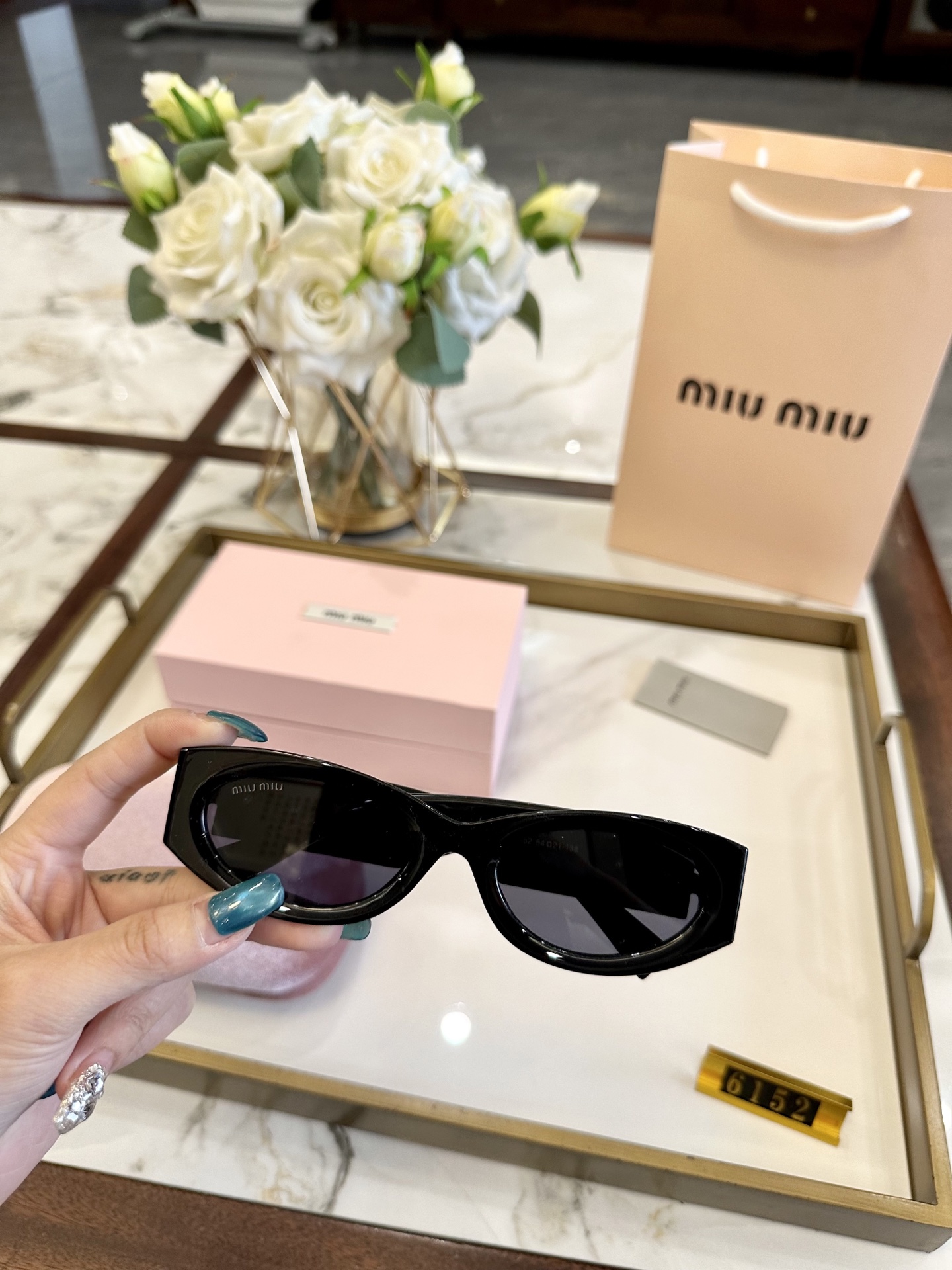 【J H】p98 Full Package At The Counter 15 Gift Bag 5 Miumiu Hot-selling Glasses Have Arrived. The Model Was Purchased And Matched At The Counter. Full Of Details And Excellent Quality. Material: Plate, High-definition Lenses. The Most Popular Style At The Moment, A Must-have Item For Fashionistas, Ready In Stock In The Store, 6152