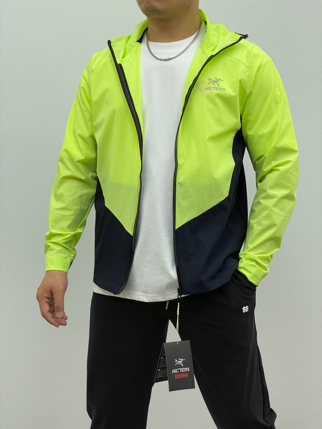 高标准选精品✨通版多擦亮👀,🐮货冲冲冲 🌟 供💰250
始祖鸟*ARC'TERYX*25年最新款男士户外弹力冰丝透气超帅的一款连帽风壳防晒服 !夏季冰丝薄款!
款号:202426601
这个款同样也是采用了
40d纳米纳米褶皱冰感尼龙面料,拼接撞色设计,给你不一样的视觉冲击力
手感真的是超级超级治愈.
薄款的冰爽面料 手感饱满,柔软亲肤
冰感效果好,面料防刮耐磨,不勾丝!
隐形斜插拉链口袋 ,夏季更加方便实用!
细节做得非常到位.
触感更柔软
防风防泼水 富有弹性的技能设计款
胸前采用黑胶无缝压胶防水拉链
亲肤丝滑,透气性效果贼好
高颜值立体山系户外剪裁 立领机能软壳防晒服 版型简约 大气 不挑人
轻盈飘逸放飞好心情全新一代
轻质科技面料
轻薄度,柔软度均有提提升
防泼拒水
透气排湿
紧致的纤维结构令
面料的轻薄特征保证了气体
表面产生荷叶拒水效应
传导的即时性,干爽舒适
Upf 50+ 防晒防紫外线功能性
强烈推荐夏季必备自留款!
颜色:黑绿色,黑灰色
尺码:M-3XL
M: 肩宽45 胸围108 衣长 67 袖长63
L:肩宽46 胸围112 衣长69 袖长65
XL:肩宽47 胸围116 衣长71 袖长67
2XL:肩宽48 胸围120 衣长73 袖长69
3XL:肩宽49 胸围124 衣长75 袖长70
M:110-130斤
L:130-150斤
XL:150 -170斤
2XL:170-190斤
3Xl:190-205斤