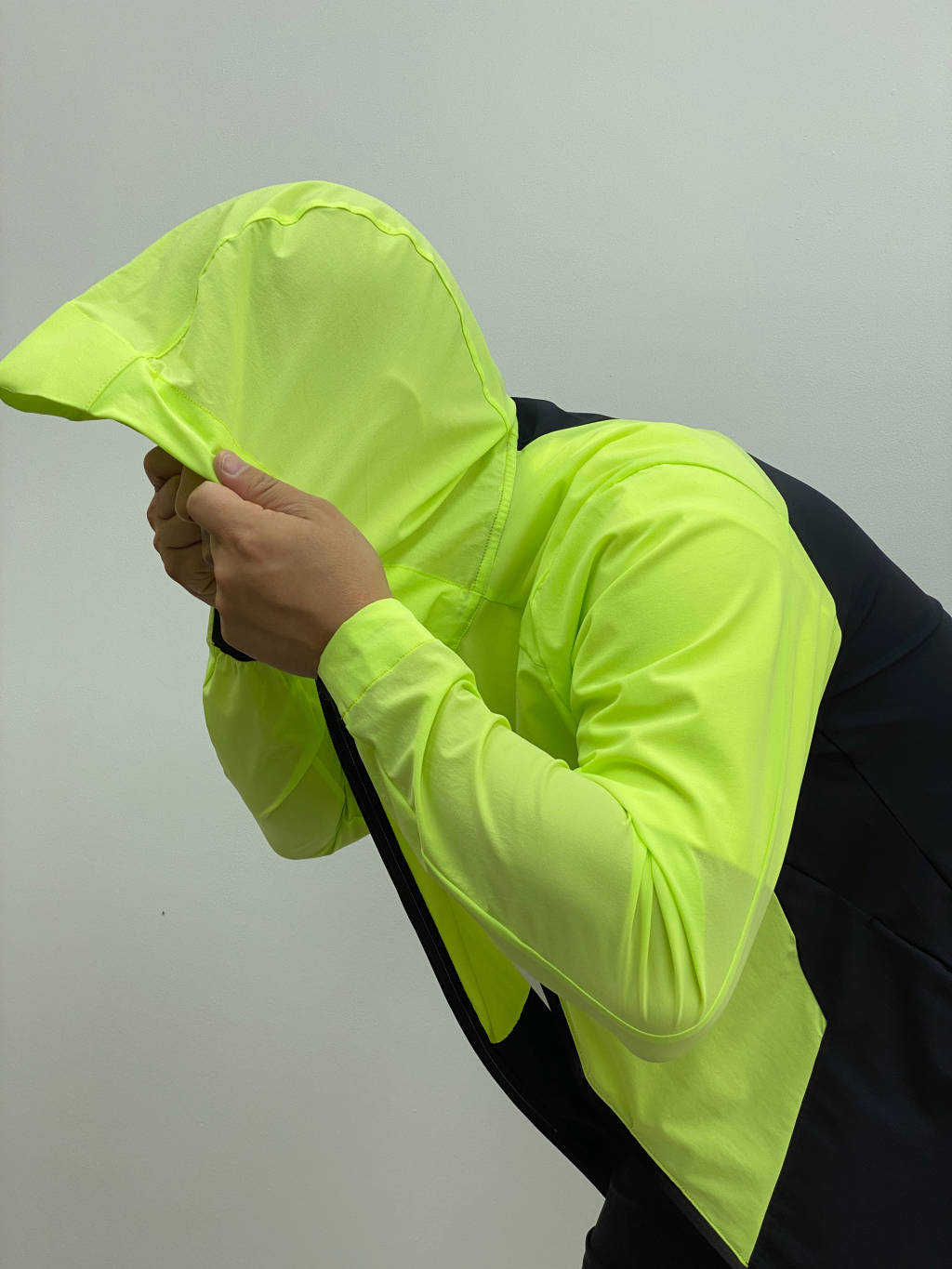 高标准选精品✨通版多擦亮👀,🐮货冲冲冲 🌟 供💰250
始祖鸟*ARC'TERYX*25年最新款男士户外弹力冰丝透气超帅的一款连帽风壳防晒服 !夏季冰丝薄款!
款号:202426601
这个款同样也是采用了
40d纳米纳米褶皱冰感尼龙面料,拼接撞色设计,给你不一样的视觉冲击力
手感真的是超级超级治愈.
薄款的冰爽面料 手感饱满,柔软亲肤
冰感效果好,面料防刮耐磨,不勾丝!
隐形斜插拉链口袋 ,夏季更加方便实用!
细节做得非常到位.
触感更柔软
防风防泼水 富有弹性的技能设计款
胸前采用黑胶无缝压胶防水拉链
亲肤丝滑,透气性效果贼好
高颜值立体山系户外剪裁 立领机能软壳防晒服 版型简约 大气 不挑人
轻盈飘逸放飞好心情全新一代
轻质科技面料
轻薄度,柔软度均有提提升
防泼拒水
透气排湿
紧致的纤维结构令
面料的轻薄特征保证了气体
表面产生荷叶拒水效应
传导的即时性,干爽舒适
Upf 50+ 防晒防紫外线功能性
强烈推荐夏季必备自留款!
颜色:黑绿色,黑灰色
尺码:M-3XL
M: 肩宽45 胸围108 衣长 67 袖长63
L:肩宽46 胸围112 衣长69 袖长65
XL:肩宽47 胸围116 衣长71 袖长67
2XL:肩宽48 胸围120 衣长73 袖长69
3XL:肩宽49 胸围124 衣长75 袖长70
M:110-130斤
L:130-150斤
XL:150 -170斤
2XL:170-190斤
3Xl:190-205斤
