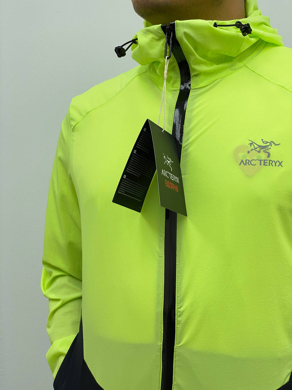 高标准选精品✨通版多擦亮👀,🐮货冲冲冲 🌟 供💰250
始祖鸟*ARC'TERYX*25年最新款男士户外弹力冰丝透气超帅的一款连帽风壳防晒服 !夏季冰丝薄款!
款号:202426601
这个款同样也是采用了
40d纳米纳米褶皱冰感尼龙面料,拼接撞色设计,给你不一样的视觉冲击力
手感真的是超级超级治愈.
薄款的冰爽面料 手感饱满,柔软亲肤
冰感效果好,面料防刮耐磨,不勾丝!
隐形斜插拉链口袋 ,夏季更加方便实用!
细节做得非常到位.
触感更柔软
防风防泼水 富有弹性的技能设计款
胸前采用黑胶无缝压胶防水拉链
亲肤丝滑,透气性效果贼好
高颜值立体山系户外剪裁 立领机能软壳防晒服 版型简约 大气 不挑人
轻盈飘逸放飞好心情全新一代
轻质科技面料
轻薄度,柔软度均有提提升
防泼拒水
透气排湿
紧致的纤维结构令
面料的轻薄特征保证了气体
表面产生荷叶拒水效应
传导的即时性,干爽舒适
Upf 50+ 防晒防紫外线功能性
强烈推荐夏季必备自留款!
颜色:黑绿色,黑灰色
尺码:M-3XL
M: 肩宽45 胸围108 衣长 67 袖长63
L:肩宽46 胸围112 衣长69 袖长65
XL:肩宽47 胸围116 衣长71 袖长67
2XL:肩宽48 胸围120 衣长73 袖长69
3XL:肩宽49 胸围124 衣长75 袖长70
M:110-130斤
L:130-150斤
XL:150 -170斤
2XL:170-190斤
3Xl:190-205斤
