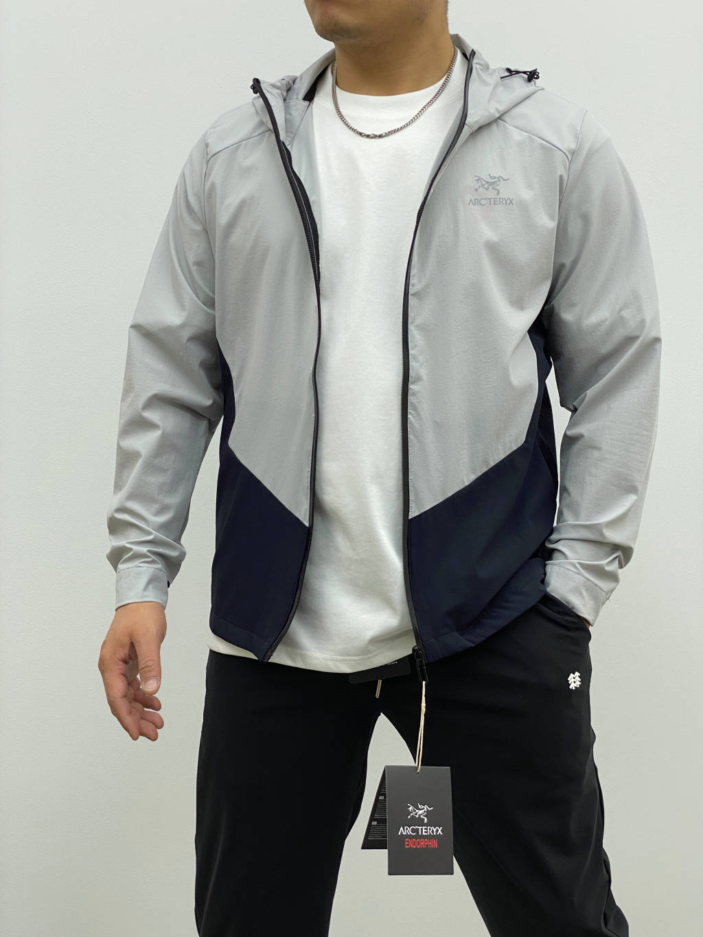 高标准选精品✨通版多擦亮👀,🐮货冲冲冲 🌟 供💰250
始祖鸟*ARC'TERYX*25年最新款男士户外弹力冰丝透气超帅的一款连帽风壳防晒服 !夏季冰丝薄款!
款号:202426601
这个款同样也是采用了
40d纳米纳米褶皱冰感尼龙面料,拼接撞色设计,给你不一样的视觉冲击力
手感真的是超级超级治愈.
薄款的冰爽面料 手感饱满,柔软亲肤
冰感效果好,面料防刮耐磨,不勾丝!
隐形斜插拉链口袋 ,夏季更加方便实用!
细节做得非常到位.
触感更柔软
防风防泼水 富有弹性的技能设计款
胸前采用黑胶无缝压胶防水拉链
亲肤丝滑,透气性效果贼好
高颜值立体山系户外剪裁 立领机能软壳防晒服 版型简约 大气 不挑人
轻盈飘逸放飞好心情全新一代
轻质科技面料
轻薄度,柔软度均有提提升
防泼拒水
透气排湿
紧致的纤维结构令
面料的轻薄特征保证了气体
表面产生荷叶拒水效应
传导的即时性,干爽舒适
Upf 50+ 防晒防紫外线功能性
强烈推荐夏季必备自留款!
颜色:黑绿色,黑灰色
尺码:M-3XL
M: 肩宽45 胸围108 衣长 67 袖长63
L:肩宽46 胸围112 衣长69 袖长65
XL:肩宽47 胸围116 衣长71 袖长67
2XL:肩宽48 胸围120 衣长73 袖长69
3XL:肩宽49 胸围124 衣长75 袖长70
M:110-130斤
L:130-150斤
XL:150 -170斤
2XL:170-190斤
3Xl:190-205斤