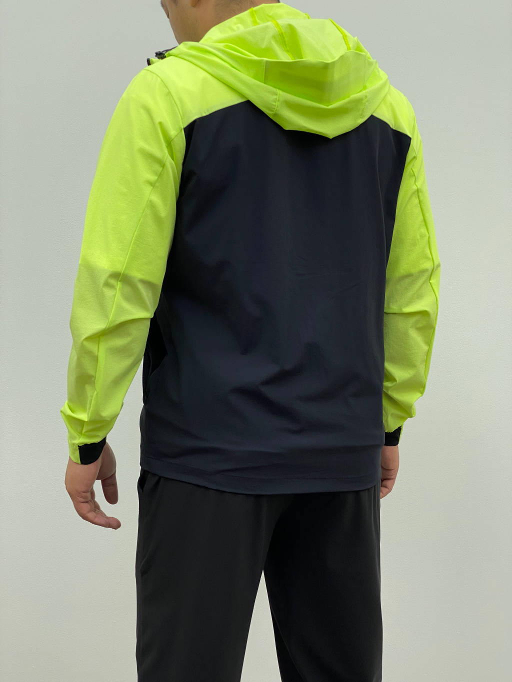 高标准选精品✨通版多擦亮👀,🐮货冲冲冲 🌟 供💰250
始祖鸟*ARC'TERYX*25年最新款男士户外弹力冰丝透气超帅的一款连帽风壳防晒服 !夏季冰丝薄款!
款号:202426601
这个款同样也是采用了
40d纳米纳米褶皱冰感尼龙面料,拼接撞色设计,给你不一样的视觉冲击力
手感真的是超级超级治愈.
薄款的冰爽面料 手感饱满,柔软亲肤
冰感效果好,面料防刮耐磨,不勾丝!
隐形斜插拉链口袋 ,夏季更加方便实用!
细节做得非常到位.
触感更柔软
防风防泼水 富有弹性的技能设计款
胸前采用黑胶无缝压胶防水拉链
亲肤丝滑,透气性效果贼好
高颜值立体山系户外剪裁 立领机能软壳防晒服 版型简约 大气 不挑人
轻盈飘逸放飞好心情全新一代
轻质科技面料
轻薄度,柔软度均有提提升
防泼拒水
透气排湿
紧致的纤维结构令
面料的轻薄特征保证了气体
表面产生荷叶拒水效应
传导的即时性,干爽舒适
Upf 50+ 防晒防紫外线功能性
强烈推荐夏季必备自留款!
颜色:黑绿色,黑灰色
尺码:M-3XL
M: 肩宽45 胸围108 衣长 67 袖长63
L:肩宽46 胸围112 衣长69 袖长65
XL:肩宽47 胸围116 衣长71 袖长67
2XL:肩宽48 胸围120 衣长73 袖长69
3XL:肩宽49 胸围124 衣长75 袖长70
M:110-130斤
L:130-150斤
XL:150 -170斤
2XL:170-190斤
3Xl:190-205斤