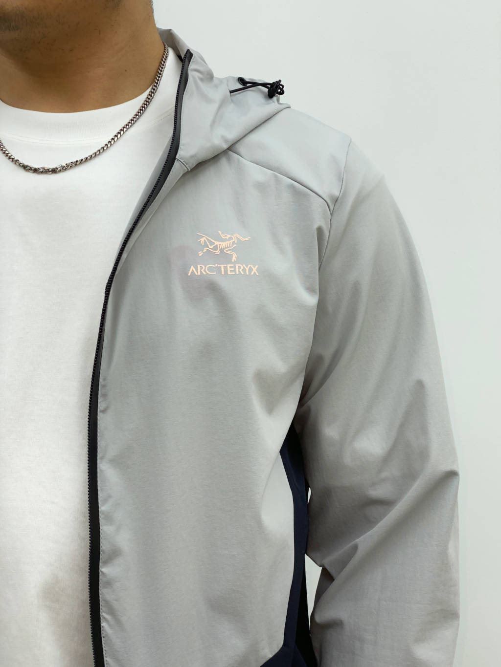 高标准选精品✨通版多擦亮👀,🐮货冲冲冲 🌟 供💰250
始祖鸟*ARC'TERYX*25年最新款男士户外弹力冰丝透气超帅的一款连帽风壳防晒服 !夏季冰丝薄款!
款号:202426601
这个款同样也是采用了
40d纳米纳米褶皱冰感尼龙面料,拼接撞色设计,给你不一样的视觉冲击力
手感真的是超级超级治愈.
薄款的冰爽面料 手感饱满,柔软亲肤
冰感效果好,面料防刮耐磨,不勾丝!
隐形斜插拉链口袋 ,夏季更加方便实用!
细节做得非常到位.
触感更柔软
防风防泼水 富有弹性的技能设计款
胸前采用黑胶无缝压胶防水拉链
亲肤丝滑,透气性效果贼好
高颜值立体山系户外剪裁 立领机能软壳防晒服 版型简约 大气 不挑人
轻盈飘逸放飞好心情全新一代
轻质科技面料
轻薄度,柔软度均有提提升
防泼拒水
透气排湿
紧致的纤维结构令
面料的轻薄特征保证了气体
表面产生荷叶拒水效应
传导的即时性,干爽舒适
Upf 50+ 防晒防紫外线功能性
强烈推荐夏季必备自留款!
颜色:黑绿色,黑灰色
尺码:M-3XL
M: 肩宽45 胸围108 衣长 67 袖长63
L:肩宽46 胸围112 衣长69 袖长65
XL:肩宽47 胸围116 衣长71 袖长67
2XL:肩宽48 胸围120 衣长73 袖长69
3XL:肩宽49 胸围124 衣长75 袖长70
M:110-130斤
L:130-150斤
XL:150 -170斤
2XL:170-190斤
3Xl:190-205斤