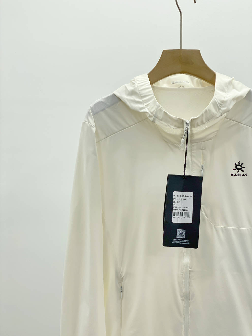 供💰120
凯乐石/KAILAS*情侣款 25年夏季放泼水防晒凉感弹力皮肤衣!
非常适合夏季穿着,旅游 徒步 日常出行都可驾驭随意搭配!采用自带凉感的面料,保持持久凉感!!
超薄锦纶材质,独特工艺,面料手感柔软有弹力,轻薄透气性强,速干透气,拒绝闷热贴身黏腻问题!
四向弹力,大动作运动时无拘束,让穿着者在户外能随心自在。连帽设计,上身能全面防晒,隔绝紫外线防止晒伤!
两侧拉链口袋方便出行携带物品,袖口、下摆用弹力橡筋包边,穿脱方便且能有效防风,经典纯色,清爽简约,喜欢的不要错过!
款号:25252299911
颜色:黑色 白色 灰色
尺码:M-3XL
M: 胸围100衣长65肩宽44
L: 胸围104衣长67肩款46
XL:胸围108衣长69肩宽48
2XL:胸围112衣长71肩宽50
3XL:胸围116衣长73肩宽52
M:100-120斤
L:120-140斤
XL:140 -160斤
2XL:160-180斤
3XL:180-200斤