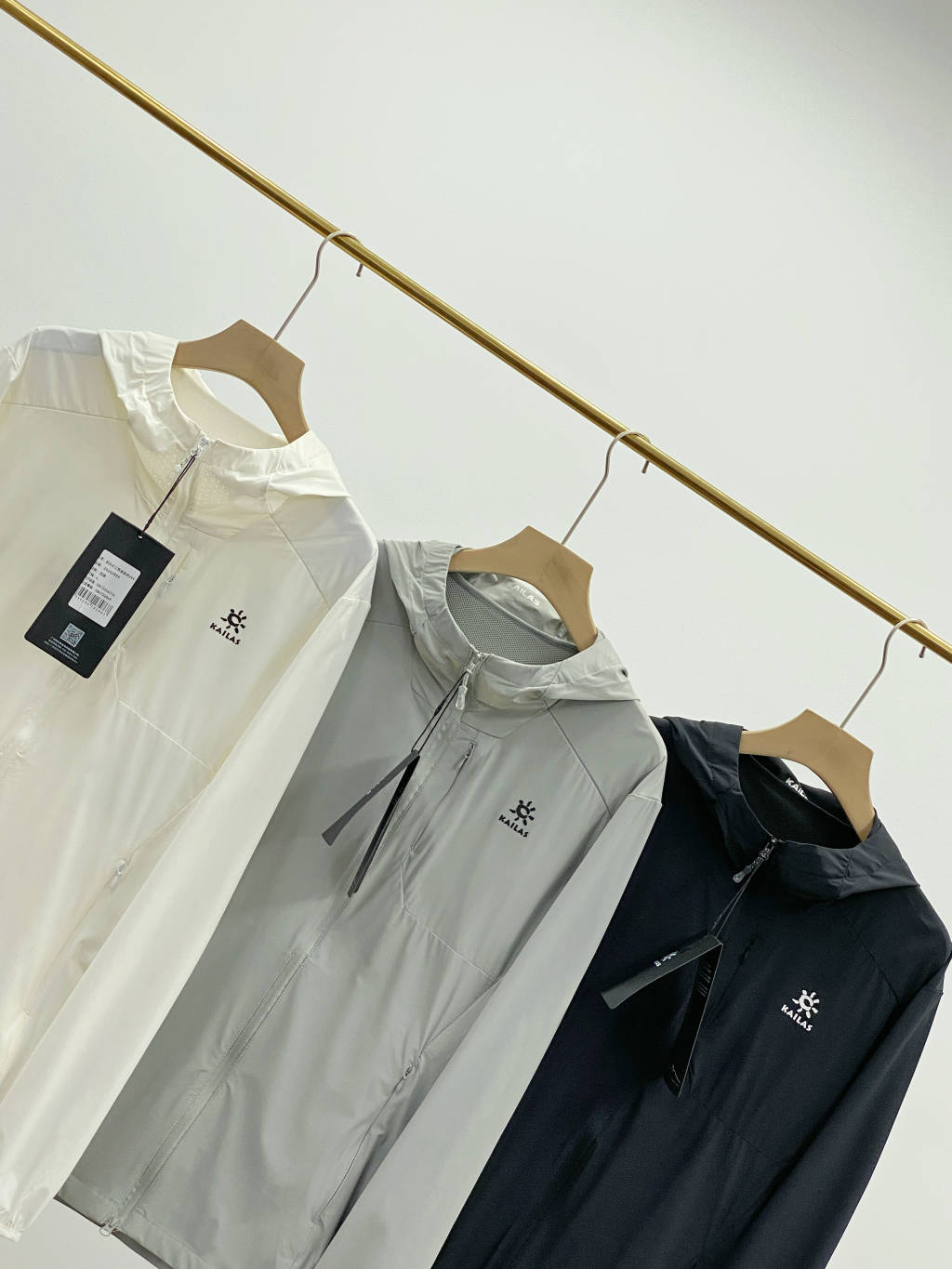 供💰120
凯乐石/KAILAS*情侣款 25年夏季放泼水防晒凉感弹力皮肤衣!
非常适合夏季穿着,旅游 徒步 日常出行都可驾驭随意搭配!采用自带凉感的面料,保持持久凉感!!
超薄锦纶材质,独特工艺,面料手感柔软有弹力,轻薄透气性强,速干透气,拒绝闷热贴身黏腻问题!
四向弹力,大动作运动时无拘束,让穿着者在户外能随心自在。连帽设计,上身能全面防晒,隔绝紫外线防止晒伤!
两侧拉链口袋方便出行携带物品,袖口、下摆用弹力橡筋包边,穿脱方便且能有效防风,经典纯色,清爽简约,喜欢的不要错过!
款号:25252299911
颜色:黑色 白色 灰色
尺码:M-3XL
M: 胸围100衣长65肩宽44
L: 胸围104衣长67肩款46
XL:胸围108衣长69肩宽48
2XL:胸围112衣长71肩宽50
3XL:胸围116衣长73肩宽52
M:100-120斤
L:120-140斤
XL:140 -160斤
2XL:160-180斤
3XL:180-200斤