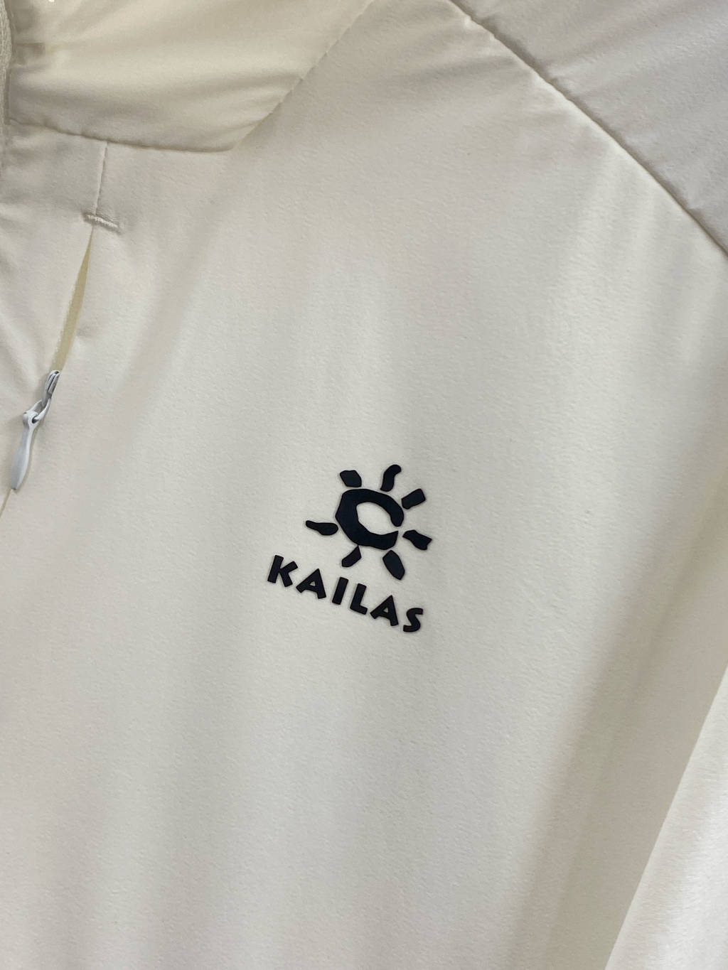 供💰120
凯乐石/KAILAS*情侣款 25年夏季放泼水防晒凉感弹力皮肤衣!
非常适合夏季穿着,旅游 徒步 日常出行都可驾驭随意搭配!采用自带凉感的面料,保持持久凉感!!
超薄锦纶材质,独特工艺,面料手感柔软有弹力,轻薄透气性强,速干透气,拒绝闷热贴身黏腻问题!
四向弹力,大动作运动时无拘束,让穿着者在户外能随心自在。连帽设计,上身能全面防晒,隔绝紫外线防止晒伤!
两侧拉链口袋方便出行携带物品,袖口、下摆用弹力橡筋包边,穿脱方便且能有效防风,经典纯色,清爽简约,喜欢的不要错过!
款号:25252299911
颜色:黑色 白色 灰色
尺码:M-3XL
M: 胸围100衣长65肩宽44
L: 胸围104衣长67肩款46
XL:胸围108衣长69肩宽48
2XL:胸围112衣长71肩宽50
3XL:胸围116衣长73肩宽52
M:100-120斤
L:120-140斤
XL:140 -160斤
2XL:160-180斤
3XL:180-200斤