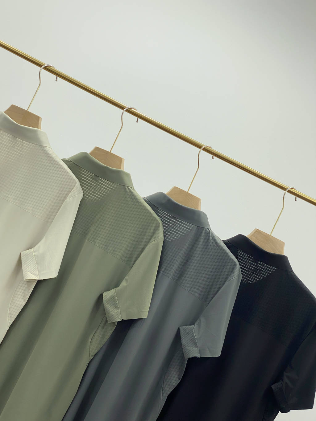 供💰95
始祖鸟/ARCTERXY*25年夏季新款男士经典通勤时尚短袖翻领无痕冰丝纽扣款polo衫!
舒适可运动功能面料激光切割无痕压胶工艺开叉设计!!
这款polo品牌方客供面料，采用备受好评的锦纶舒可运动功能面料，具有吸湿排汗速干性能，轻量不易皱不变形不褪色，这种面料比普通的朱迪棉贵很多，领子怎么洗都不会变形，穿几年都没问题，面料手感冰凉，上身舒适透气，四面含弹，穿着不拘束不紧绷。腋下拼接网眼设计，垂感好流汗速干不贴身，上身如瀑布般倾泻的造型，面料具有波光粼粼的光泽感，一眼贵的视觉效果.
领口、衣袖、下摆都运用高级的无痕压胶的工艺，上身效果也是超级完美的，下摆开叉设计，也压胶工艺，层次感十足，没有一丝线头，上身一种&ldquo;天衣无缝&rdquo;的流畅体验! 男人不穿一次都不知道会有多帅
低调而极简的高级!
翻领设计 恰到好处的正式感和优雅
营造干练利落型男形象!
款号：2525256111
颜色：黑色，奶茶，米色，深灰
尺码:Xl-4XL
XL衣长66胸围104肩宽46
建议110-130斤左右
2XL衣长68胸围108肩宽48
建议130-150斤左右
3XL衣长70胸围112肩宽50
建议150-170斤左右
4XL衣长72胸围116肩宽52
建议170-190斤左右







