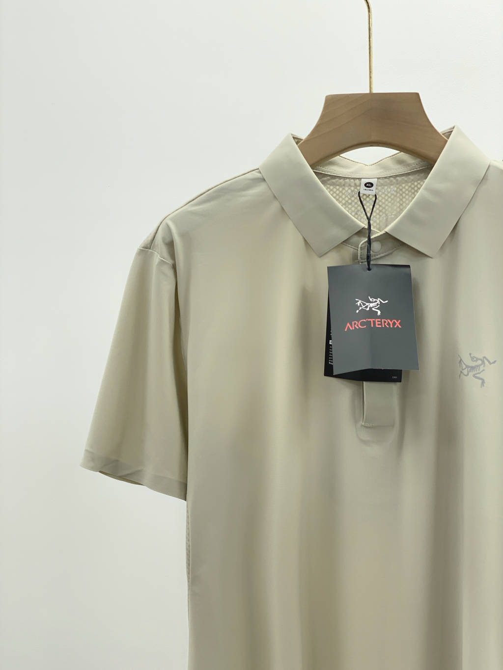 供💰95
始祖鸟/ARCTERXY*25年夏季新款男士经典通勤时尚短袖翻领无痕冰丝纽扣款polo衫!
舒适可运动功能面料激光切割无痕压胶工艺开叉设计!!
这款polo品牌方客供面料，采用备受好评的锦纶舒可运动功能面料，具有吸湿排汗速干性能，轻量不易皱不变形不褪色，这种面料比普通的朱迪棉贵很多，领子怎么洗都不会变形，穿几年都没问题，面料手感冰凉，上身舒适透气，四面含弹，穿着不拘束不紧绷。腋下拼接网眼设计，垂感好流汗速干不贴身，上身如瀑布般倾泻的造型，面料具有波光粼粼的光泽感，一眼贵的视觉效果.
领口、衣袖、下摆都运用高级的无痕压胶的工艺，上身效果也是超级完美的，下摆开叉设计，也压胶工艺，层次感十足，没有一丝线头，上身一种&ldquo;天衣无缝&rdquo;的流畅体验! 男人不穿一次都不知道会有多帅
低调而极简的高级!
翻领设计 恰到好处的正式感和优雅
营造干练利落型男形象!
款号：2525256111
颜色：黑色，奶茶，米色，深灰
尺码:Xl-4XL
XL衣长66胸围104肩宽46
建议110-130斤左右
2XL衣长68胸围108肩宽48
建议130-150斤左右
3XL衣长70胸围112肩宽50
建议150-170斤左右
4XL衣长72胸围116肩宽52
建议170-190斤左右







