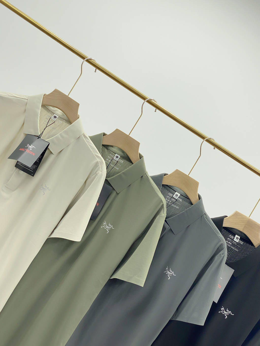 供💰95
始祖鸟/ARCTERXY*25年夏季新款男士经典通勤时尚短袖翻领无痕冰丝纽扣款polo衫!
舒适可运动功能面料激光切割无痕压胶工艺开叉设计!!
这款polo品牌方客供面料，采用备受好评的锦纶舒可运动功能面料，具有吸湿排汗速干性能，轻量不易皱不变形不褪色，这种面料比普通的朱迪棉贵很多，领子怎么洗都不会变形，穿几年都没问题，面料手感冰凉，上身舒适透气，四面含弹，穿着不拘束不紧绷。腋下拼接网眼设计，垂感好流汗速干不贴身，上身如瀑布般倾泻的造型，面料具有波光粼粼的光泽感，一眼贵的视觉效果.
领口、衣袖、下摆都运用高级的无痕压胶的工艺，上身效果也是超级完美的，下摆开叉设计，也压胶工艺，层次感十足，没有一丝线头，上身一种&ldquo;天衣无缝&rdquo;的流畅体验! 男人不穿一次都不知道会有多帅
低调而极简的高级!
翻领设计 恰到好处的正式感和优雅
营造干练利落型男形象!
款号：2525256111
颜色：黑色，奶茶，米色，深灰
尺码:Xl-4XL
XL衣长66胸围104肩宽46
建议110-130斤左右
2XL衣长68胸围108肩宽48
建议130-150斤左右
3XL衣长70胸围112肩宽50
建议150-170斤左右
4XL衣长72胸围116肩宽52
建议170-190斤左右







