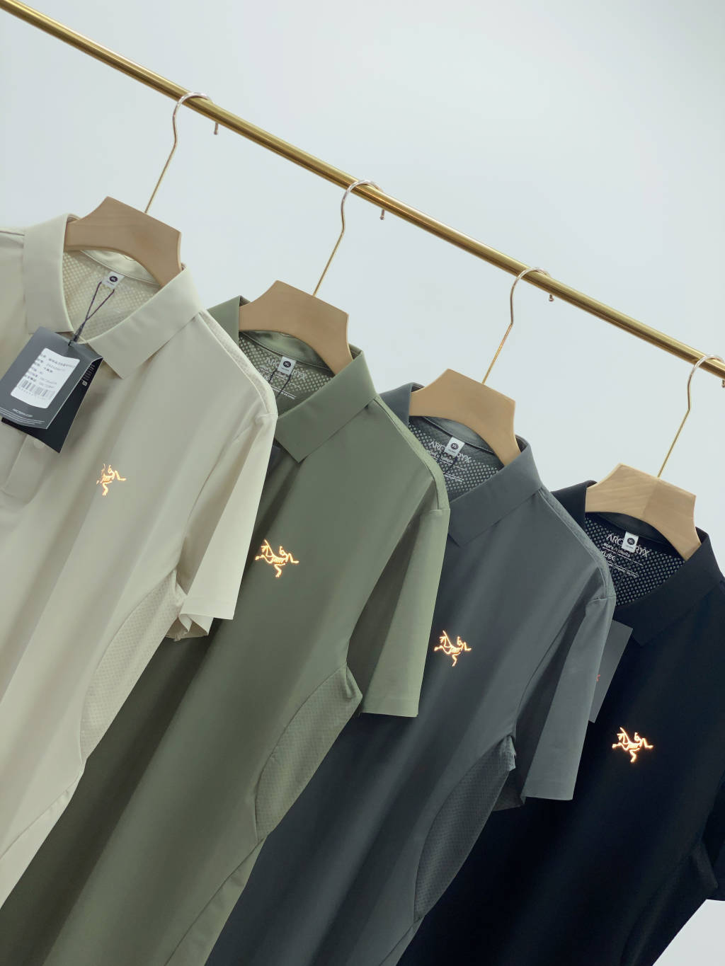 供💰95
始祖鸟/ARCTERXY*25年夏季新款男士经典通勤时尚短袖翻领无痕冰丝纽扣款polo衫!
舒适可运动功能面料激光切割无痕压胶工艺开叉设计!!
这款polo品牌方客供面料，采用备受好评的锦纶舒可运动功能面料，具有吸湿排汗速干性能，轻量不易皱不变形不褪色，这种面料比普通的朱迪棉贵很多，领子怎么洗都不会变形，穿几年都没问题，面料手感冰凉，上身舒适透气，四面含弹，穿着不拘束不紧绷。腋下拼接网眼设计，垂感好流汗速干不贴身，上身如瀑布般倾泻的造型，面料具有波光粼粼的光泽感，一眼贵的视觉效果.
领口、衣袖、下摆都运用高级的无痕压胶的工艺，上身效果也是超级完美的，下摆开叉设计，也压胶工艺，层次感十足，没有一丝线头，上身一种&ldquo;天衣无缝&rdquo;的流畅体验! 男人不穿一次都不知道会有多帅
低调而极简的高级!
翻领设计 恰到好处的正式感和优雅
营造干练利落型男形象!
款号：2525256111
颜色：黑色，奶茶，米色，深灰
尺码:Xl-4XL
XL衣长66胸围104肩宽46
建议110-130斤左右
2XL衣长68胸围108肩宽48
建议130-150斤左右
3XL衣长70胸围112肩宽50
建议150-170斤左右
4XL衣长72胸围116肩宽52
建议170-190斤左右







