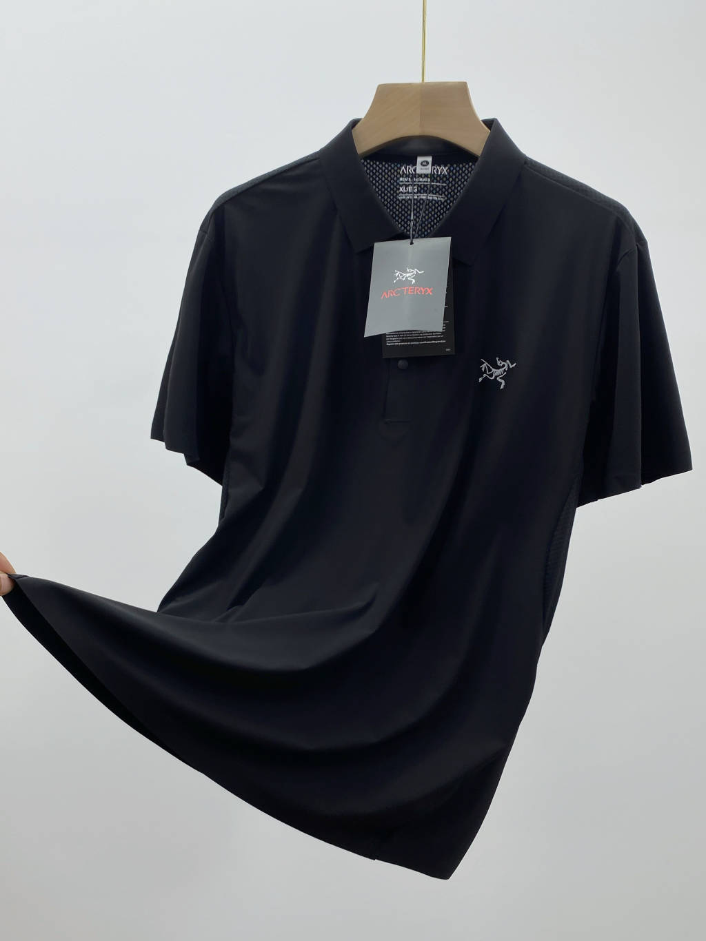 供💰95
始祖鸟/ARCTERXY*25年夏季新款男士经典通勤时尚短袖翻领无痕冰丝纽扣款polo衫!
舒适可运动功能面料激光切割无痕压胶工艺开叉设计!!
这款polo品牌方客供面料，采用备受好评的锦纶舒可运动功能面料，具有吸湿排汗速干性能，轻量不易皱不变形不褪色，这种面料比普通的朱迪棉贵很多，领子怎么洗都不会变形，穿几年都没问题，面料手感冰凉，上身舒适透气，四面含弹，穿着不拘束不紧绷。腋下拼接网眼设计，垂感好流汗速干不贴身，上身如瀑布般倾泻的造型，面料具有波光粼粼的光泽感，一眼贵的视觉效果.
领口、衣袖、下摆都运用高级的无痕压胶的工艺，上身效果也是超级完美的，下摆开叉设计，也压胶工艺，层次感十足，没有一丝线头，上身一种&ldquo;天衣无缝&rdquo;的流畅体验! 男人不穿一次都不知道会有多帅
低调而极简的高级!
翻领设计 恰到好处的正式感和优雅
营造干练利落型男形象!
款号：2525256111
颜色：黑色，奶茶，米色，深灰
尺码:Xl-4XL
XL衣长66胸围104肩宽46
建议110-130斤左右
2XL衣长68胸围108肩宽48
建议130-150斤左右
3XL衣长70胸围112肩宽50
建议150-170斤左右
4XL衣长72胸围116肩宽52
建议170-190斤左右







