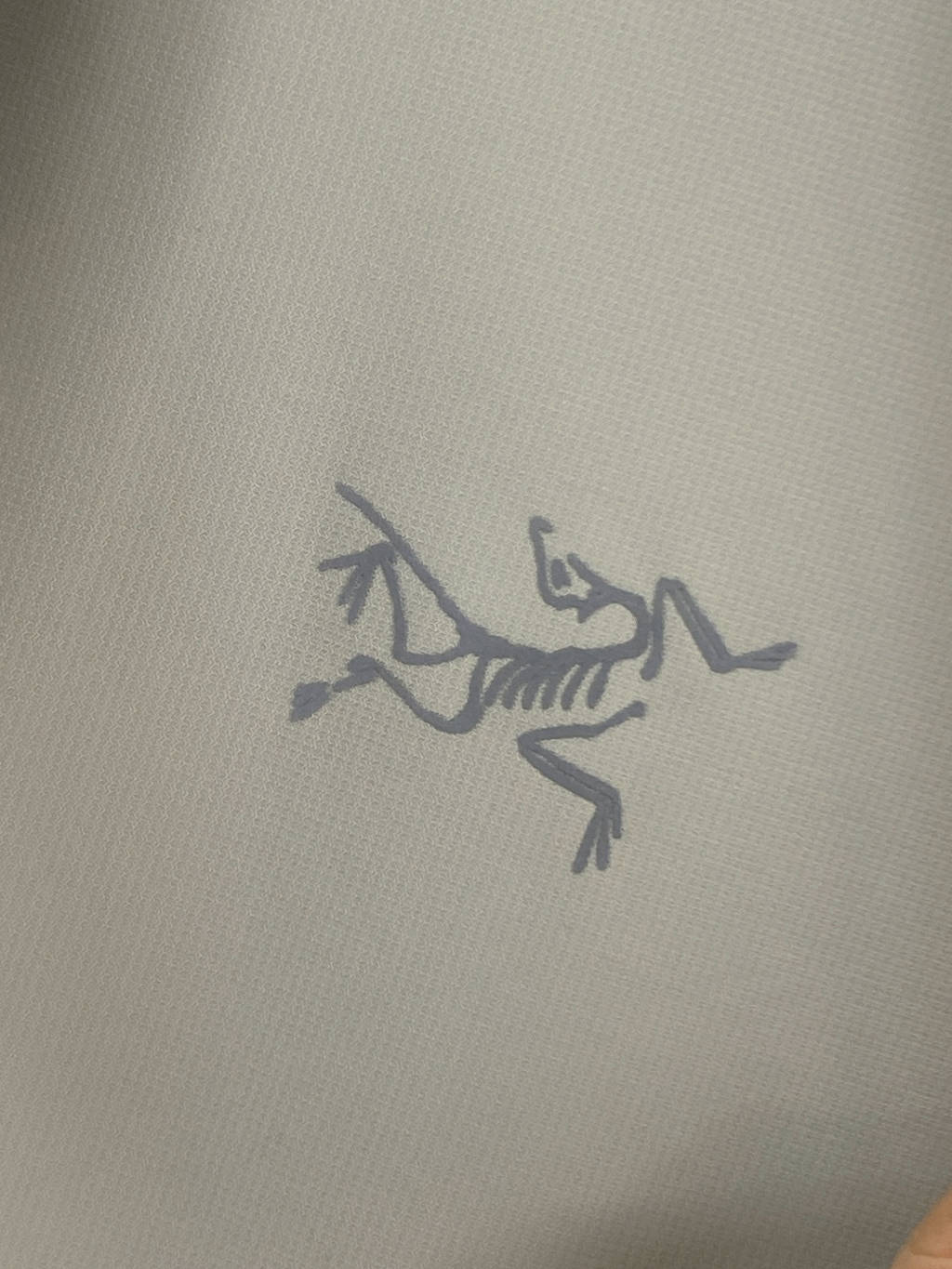 供💰95
始祖鸟/ARCTERXY*25年夏季新款男士经典通勤时尚短袖翻领无痕冰丝纽扣款polo衫!
舒适可运动功能面料激光切割无痕压胶工艺开叉设计!!
这款polo品牌方客供面料，采用备受好评的锦纶舒可运动功能面料，具有吸湿排汗速干性能，轻量不易皱不变形不褪色，这种面料比普通的朱迪棉贵很多，领子怎么洗都不会变形，穿几年都没问题，面料手感冰凉，上身舒适透气，四面含弹，穿着不拘束不紧绷。腋下拼接网眼设计，垂感好流汗速干不贴身，上身如瀑布般倾泻的造型，面料具有波光粼粼的光泽感，一眼贵的视觉效果.
领口、衣袖、下摆都运用高级的无痕压胶的工艺，上身效果也是超级完美的，下摆开叉设计，也压胶工艺，层次感十足，没有一丝线头，上身一种&ldquo;天衣无缝&rdquo;的流畅体验! 男人不穿一次都不知道会有多帅
低调而极简的高级!
翻领设计 恰到好处的正式感和优雅
营造干练利落型男形象!
款号：2525256111
颜色：黑色，奶茶，米色，深灰
尺码:Xl-4XL
XL衣长66胸围104肩宽46
建议110-130斤左右
2XL衣长68胸围108肩宽48
建议130-150斤左右
3XL衣长70胸围112肩宽50
建议150-170斤左右
4XL衣长72胸围116肩宽52
建议170-190斤左右







