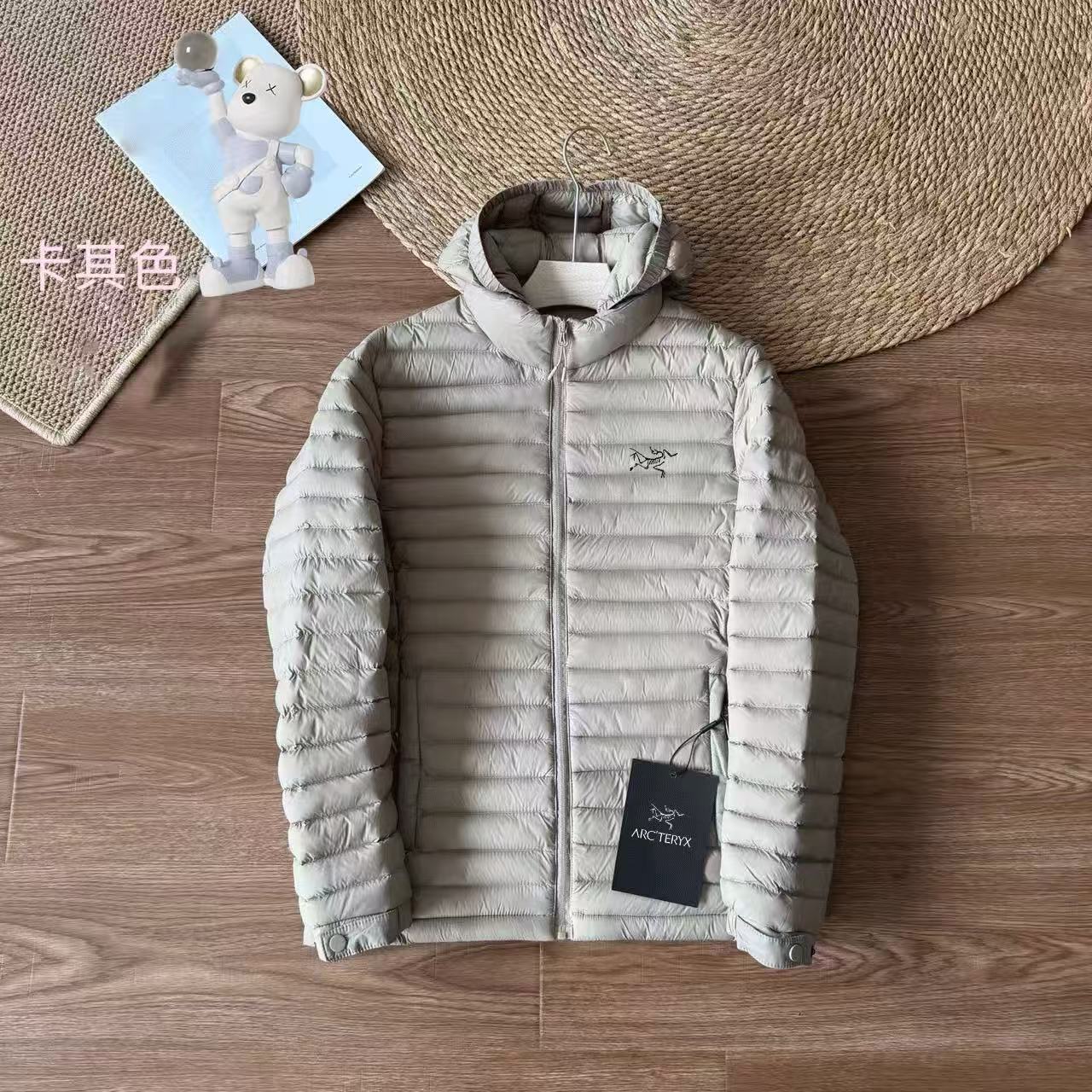 🛒购物价： P260
ARC'TERYX/始祖鸟户外轻量化羽绒棉服！可拆卸帽轻量化羽绒棉服太顶了!
户外人狂喜！鸟家排骨连帽羽绒棉服，复刻原版经典版型的同时，把保暖与轻量化做到极致适配，性价比直接拉满～
精选120g轻量化高密度面料，触感软糯不压身，打包后仅手掌大小，塞进背包完全不占空间，日常通勤或徒步露营都无负担。内里填充科技保暖棉，蓬松度媲美羽绒，搭配内层加绒设计，双重锁温形成保暖闭环，-5℃环境也能锁住核心体温，告别寒风侵袭。
点睛之笔是可拆卸连帽设计，按扣式拆卸方便快捷，通勤时取下秒变利落立领款，户外出行戴上则能包裹后颈抵御风雪，一衣两穿适配多场景。经典排骨绗缝工艺不仅还原原版质感，更能固定填充物不跑棉，搭配精准剪裁修饰身形，显瘦不臃肿。
从面料克重到锁温结构，全程对标原版科技标准，却只要零头价就能拿下～ 不管是追求专业户外性能，还是看重日常实穿性，这款平替款都值得闭眼冲！
颜色：黑色、焦糖色、雾蓝、灰白、藏蓝、卡其
尺码：L-4XL
L衣长66胸围104肩宽45
XL衣长68胸围108肩宽46.5
2XL衣长70胸围112肩宽48
3XL衣长72胸围116肩宽49.5
4XL衣长74胸围120肩宽51