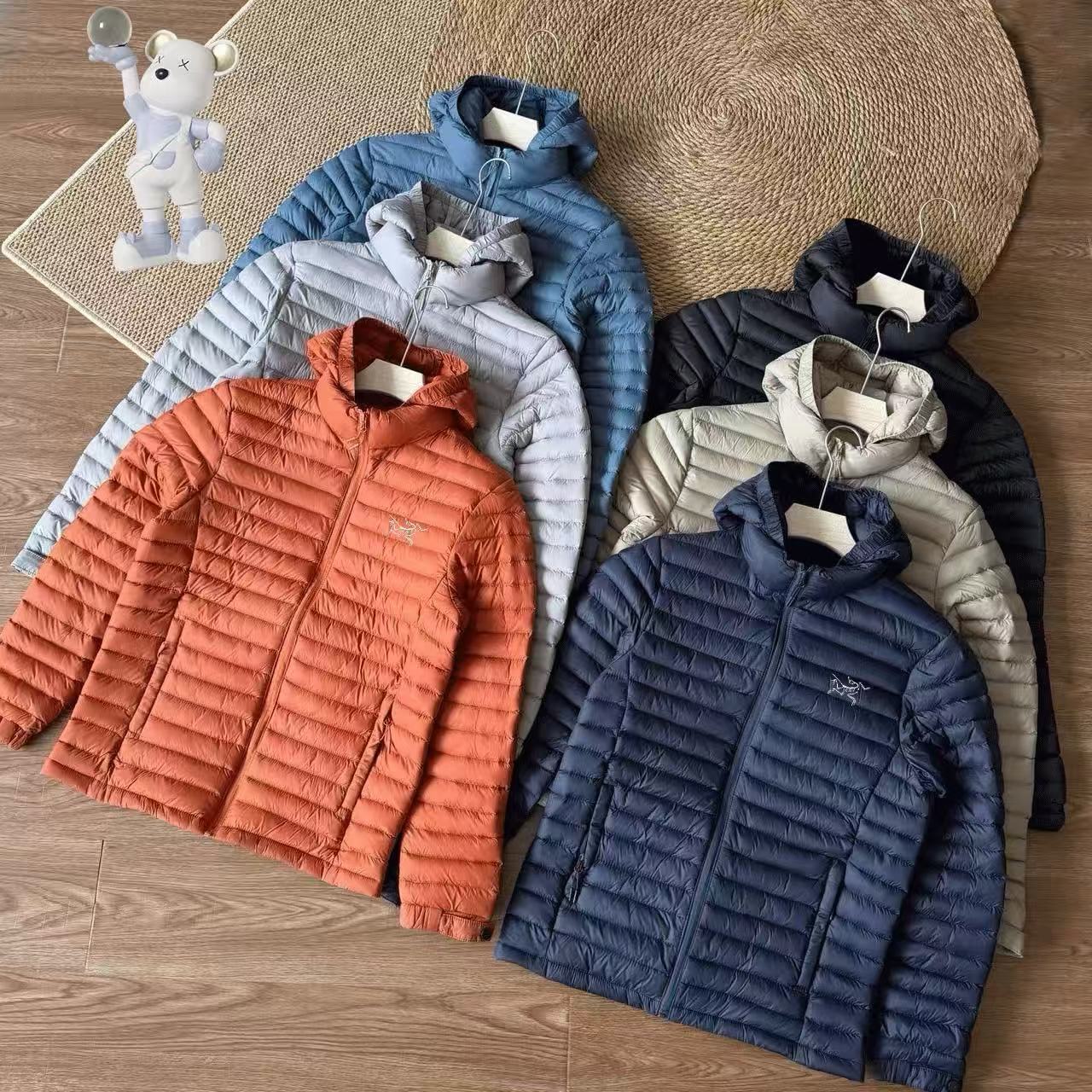 🛒购物价： P260
ARC'TERYX/始祖鸟户外轻量化羽绒棉服！可拆卸帽轻量化羽绒棉服太顶了!
户外人狂喜！鸟家排骨连帽羽绒棉服，复刻原版经典版型的同时，把保暖与轻量化做到极致适配，性价比直接拉满～
精选120g轻量化高密度面料，触感软糯不压身，打包后仅手掌大小，塞进背包完全不占空间，日常通勤或徒步露营都无负担。内里填充科技保暖棉，蓬松度媲美羽绒，搭配内层加绒设计，双重锁温形成保暖闭环，-5℃环境也能锁住核心体温，告别寒风侵袭。
点睛之笔是可拆卸连帽设计，按扣式拆卸方便快捷，通勤时取下秒变利落立领款，户外出行戴上则能包裹后颈抵御风雪，一衣两穿适配多场景。经典排骨绗缝工艺不仅还原原版质感，更能固定填充物不跑棉，搭配精准剪裁修饰身形，显瘦不臃肿。
从面料克重到锁温结构，全程对标原版科技标准，却只要零头价就能拿下～ 不管是追求专业户外性能，还是看重日常实穿性，这款平替款都值得闭眼冲！
颜色：黑色、焦糖色、雾蓝、灰白、藏蓝、卡其
尺码：L-4XL
L衣长66胸围104肩宽45
XL衣长68胸围108肩宽46.5
2XL衣长70胸围112肩宽48
3XL衣长72胸围116肩宽49.5
4XL衣长74胸围120肩宽51