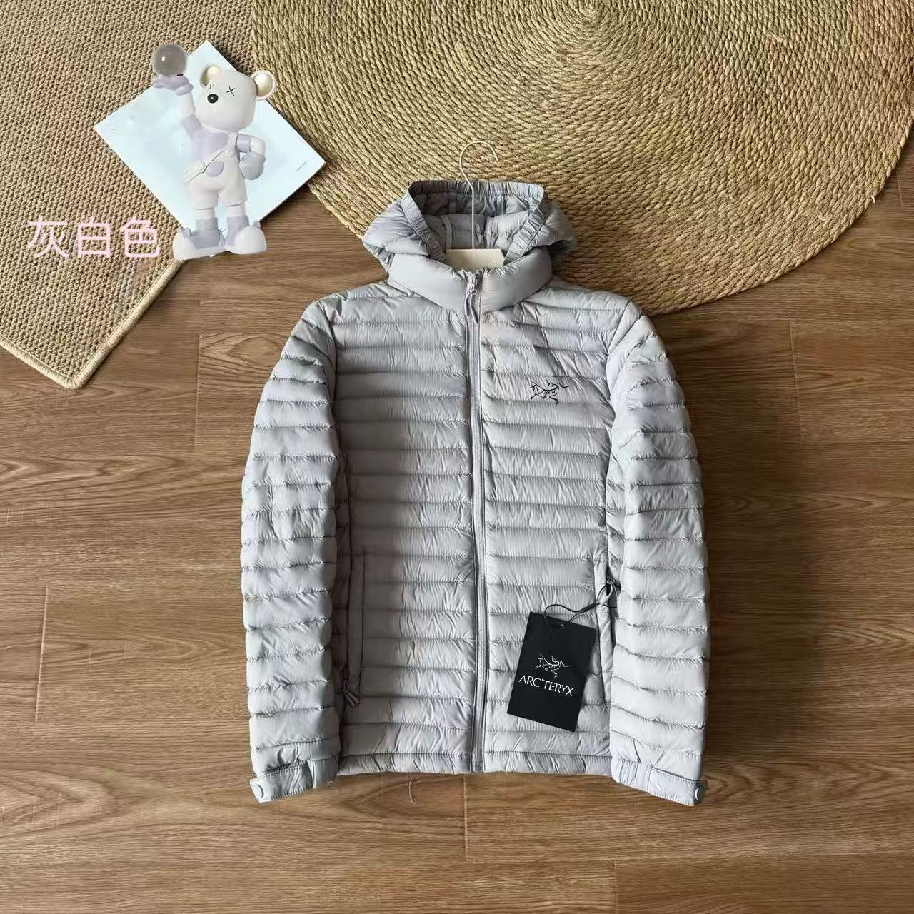 🛒购物价： P260
ARC'TERYX/始祖鸟户外轻量化羽绒棉服！可拆卸帽轻量化羽绒棉服太顶了!
户外人狂喜！鸟家排骨连帽羽绒棉服，复刻原版经典版型的同时，把保暖与轻量化做到极致适配，性价比直接拉满～
精选120g轻量化高密度面料，触感软糯不压身，打包后仅手掌大小，塞进背包完全不占空间，日常通勤或徒步露营都无负担。内里填充科技保暖棉，蓬松度媲美羽绒，搭配内层加绒设计，双重锁温形成保暖闭环，-5℃环境也能锁住核心体温，告别寒风侵袭。
点睛之笔是可拆卸连帽设计，按扣式拆卸方便快捷，通勤时取下秒变利落立领款，户外出行戴上则能包裹后颈抵御风雪，一衣两穿适配多场景。经典排骨绗缝工艺不仅还原原版质感，更能固定填充物不跑棉，搭配精准剪裁修饰身形，显瘦不臃肿。
从面料克重到锁温结构，全程对标原版科技标准，却只要零头价就能拿下～ 不管是追求专业户外性能，还是看重日常实穿性，这款平替款都值得闭眼冲！
颜色：黑色、焦糖色、雾蓝、灰白、藏蓝、卡其
尺码：L-4XL
L衣长66胸围104肩宽45
XL衣长68胸围108肩宽46.5
2XL衣长70胸围112肩宽48
3XL衣长72胸围116肩宽49.5
4XL衣长74胸围120肩宽51