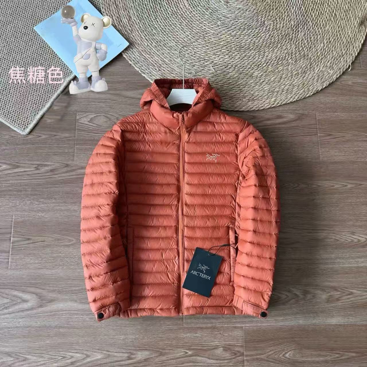 🛒购物价： P260
ARC'TERYX/始祖鸟户外轻量化羽绒棉服！可拆卸帽轻量化羽绒棉服太顶了!
户外人狂喜！鸟家排骨连帽羽绒棉服，复刻原版经典版型的同时，把保暖与轻量化做到极致适配，性价比直接拉满～
精选120g轻量化高密度面料，触感软糯不压身，打包后仅手掌大小，塞进背包完全不占空间，日常通勤或徒步露营都无负担。内里填充科技保暖棉，蓬松度媲美羽绒，搭配内层加绒设计，双重锁温形成保暖闭环，-5℃环境也能锁住核心体温，告别寒风侵袭。
点睛之笔是可拆卸连帽设计，按扣式拆卸方便快捷，通勤时取下秒变利落立领款，户外出行戴上则能包裹后颈抵御风雪，一衣两穿适配多场景。经典排骨绗缝工艺不仅还原原版质感，更能固定填充物不跑棉，搭配精准剪裁修饰身形，显瘦不臃肿。
从面料克重到锁温结构，全程对标原版科技标准，却只要零头价就能拿下～ 不管是追求专业户外性能，还是看重日常实穿性，这款平替款都值得闭眼冲！
颜色：黑色、焦糖色、雾蓝、灰白、藏蓝、卡其
尺码：L-4XL
L衣长66胸围104肩宽45
XL衣长68胸围108肩宽46.5
2XL衣长70胸围112肩宽48
3XL衣长72胸围116肩宽49.5
4XL衣长74胸围120肩宽51