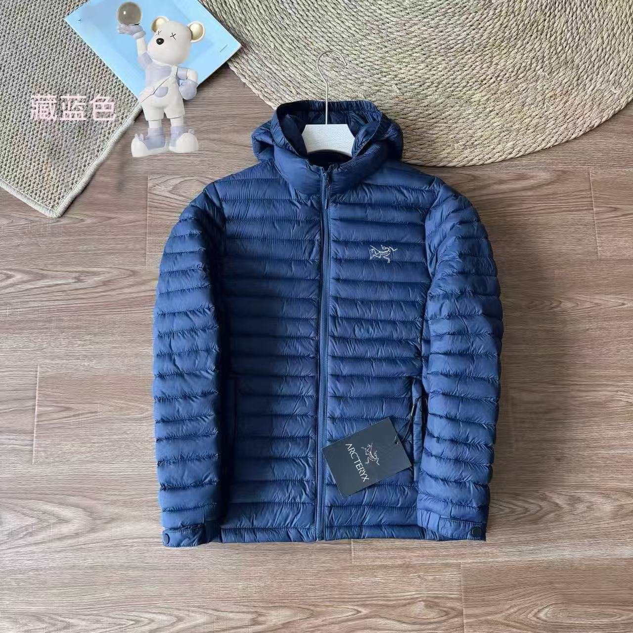 🛒购物价： P260
ARC'TERYX/始祖鸟户外轻量化羽绒棉服！可拆卸帽轻量化羽绒棉服太顶了!
户外人狂喜！鸟家排骨连帽羽绒棉服，复刻原版经典版型的同时，把保暖与轻量化做到极致适配，性价比直接拉满～
精选120g轻量化高密度面料，触感软糯不压身，打包后仅手掌大小，塞进背包完全不占空间，日常通勤或徒步露营都无负担。内里填充科技保暖棉，蓬松度媲美羽绒，搭配内层加绒设计，双重锁温形成保暖闭环，-5℃环境也能锁住核心体温，告别寒风侵袭。
点睛之笔是可拆卸连帽设计，按扣式拆卸方便快捷，通勤时取下秒变利落立领款，户外出行戴上则能包裹后颈抵御风雪，一衣两穿适配多场景。经典排骨绗缝工艺不仅还原原版质感，更能固定填充物不跑棉，搭配精准剪裁修饰身形，显瘦不臃肿。
从面料克重到锁温结构，全程对标原版科技标准，却只要零头价就能拿下～ 不管是追求专业户外性能，还是看重日常实穿性，这款平替款都值得闭眼冲！
颜色：黑色、焦糖色、雾蓝、灰白、藏蓝、卡其
尺码：L-4XL
L衣长66胸围104肩宽45
XL衣长68胸围108肩宽46.5
2XL衣长70胸围112肩宽48
3XL衣长72胸围116肩宽49.5
4XL衣长74胸围120肩宽51