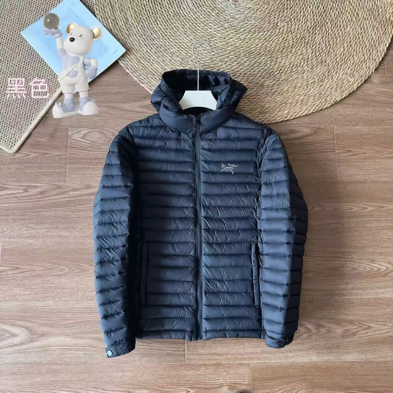 🛒购物价： P260
ARC'TERYX/始祖鸟户外轻量化羽绒棉服！可拆卸帽轻量化羽绒棉服太顶了!
户外人狂喜！鸟家排骨连帽羽绒棉服，复刻原版经典版型的同时，把保暖与轻量化做到极致适配，性价比直接拉满～
精选120g轻量化高密度面料，触感软糯不压身，打包后仅手掌大小，塞进背包完全不占空间，日常通勤或徒步露营都无负担。内里填充科技保暖棉，蓬松度媲美羽绒，搭配内层加绒设计，双重锁温形成保暖闭环，-5℃环境也能锁住核心体温，告别寒风侵袭。
点睛之笔是可拆卸连帽设计，按扣式拆卸方便快捷，通勤时取下秒变利落立领款，户外出行戴上则能包裹后颈抵御风雪，一衣两穿适配多场景。经典排骨绗缝工艺不仅还原原版质感，更能固定填充物不跑棉，搭配精准剪裁修饰身形，显瘦不臃肿。
从面料克重到锁温结构，全程对标原版科技标准，却只要零头价就能拿下～ 不管是追求专业户外性能，还是看重日常实穿性，这款平替款都值得闭眼冲！
颜色：黑色、焦糖色、雾蓝、灰白、藏蓝、卡其
尺码：L-4XL
L衣长66胸围104肩宽45
XL衣长68胸围108肩宽46.5
2XL衣长70胸围112肩宽48
3XL衣长72胸围116肩宽49.5
4XL衣长74胸围120肩宽51