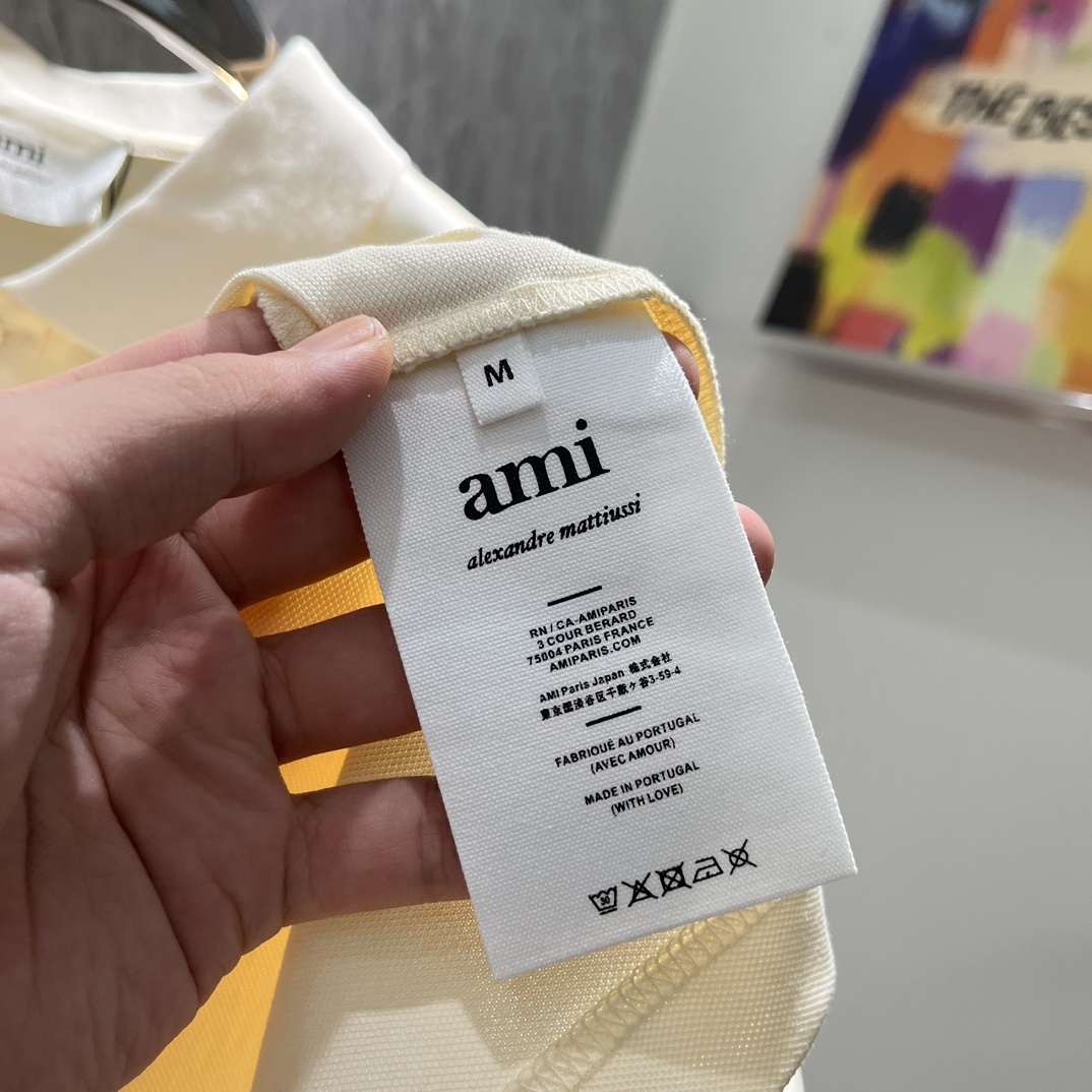 Ami经典款爱心系列Polo！材质:超爽棉珠地工艺:百灵达精密刺绣颜色:白-米黄码数M-L-XL-2XL