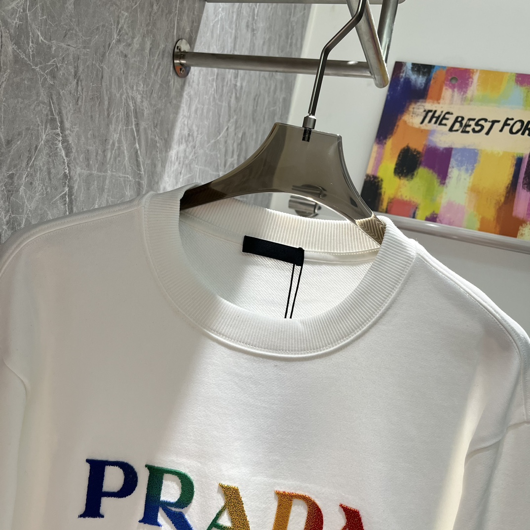 PRADA/普拉达2024秋季经典款卫衣！经典字母牙刷秀棉质短袖T恤采用24支特纺紧密棉面料克重380g