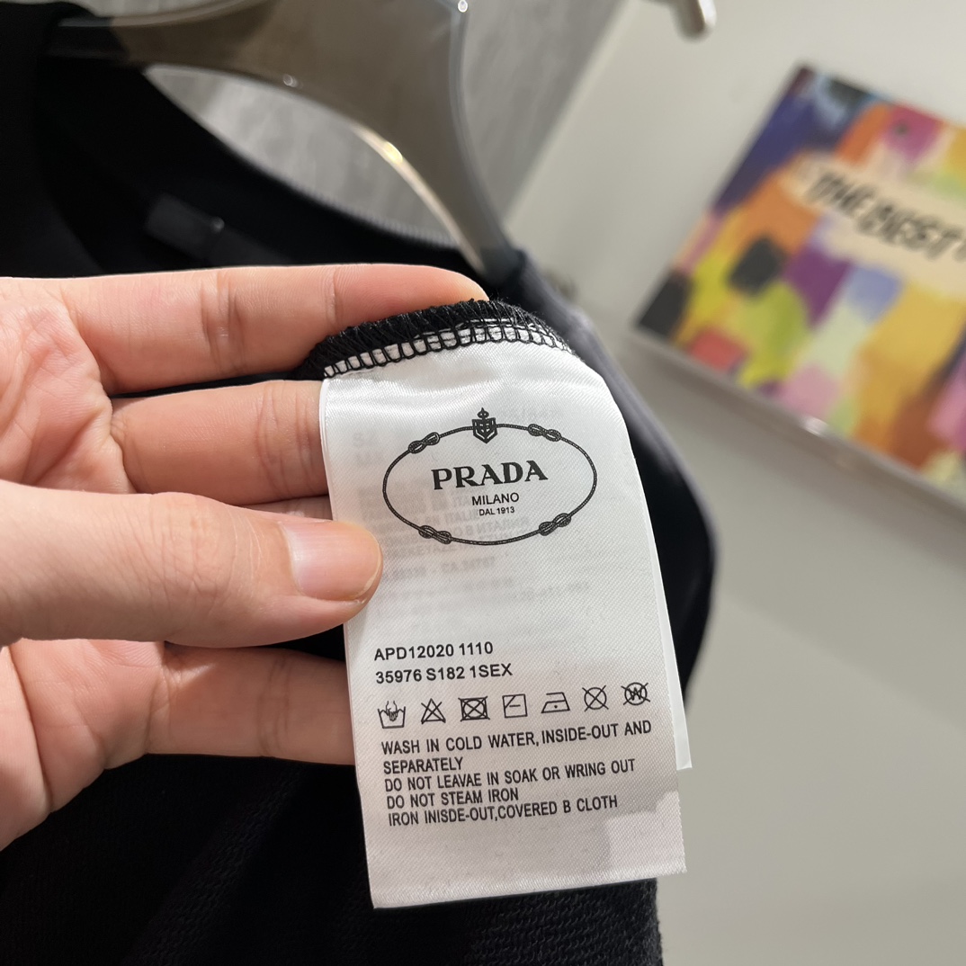 PRADA/普拉达2024秋季经典款卫衣！经典字母牙刷秀棉质短袖T恤采用24支特纺紧密棉面料克重380g