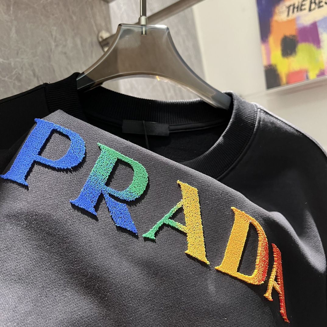 PRADA/普拉达2024秋季经典款卫衣！经典字母牙刷秀棉质短袖T恤采用24支特纺紧密棉面料克重380g