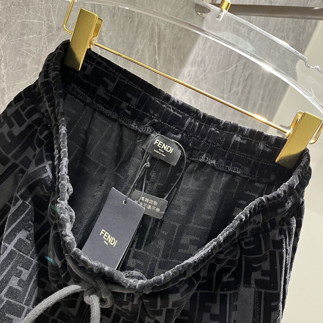 Fendi2024夏季新品！黑色植绒套装面料黑色棉质双珠地布材质上身质感十足舒适透气搭配同色异调FF植绒