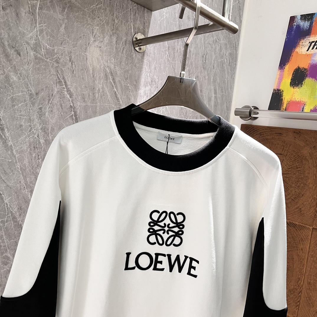 -LOEWE2024秋冬新品毛衣！撞色拼接定染400g高克重牛肚纯棉卫衣面料制成面料手感厚实且有一定的自