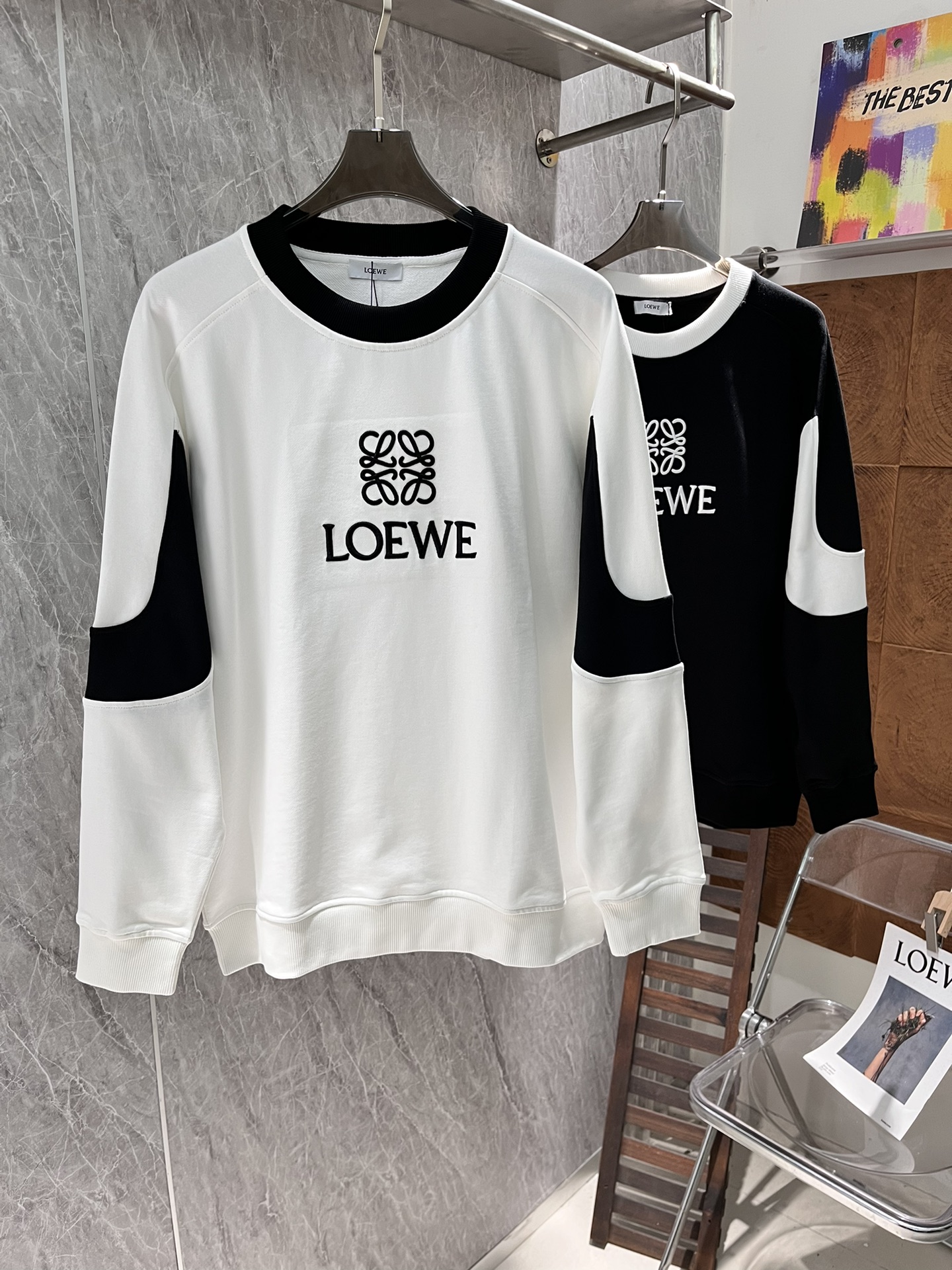 -LOEWE2024秋冬新品毛衣！撞色拼接定染400g高克重牛肚纯棉卫衣面料制成面料手感厚实且有一定的自