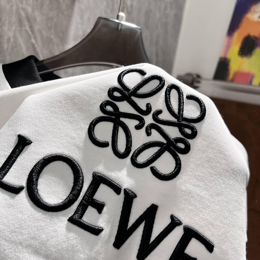 -LOEWE2024秋冬新品毛衣！撞色拼接定染400g高克重牛肚纯棉卫衣面料制成面料手感厚实且有一定的自