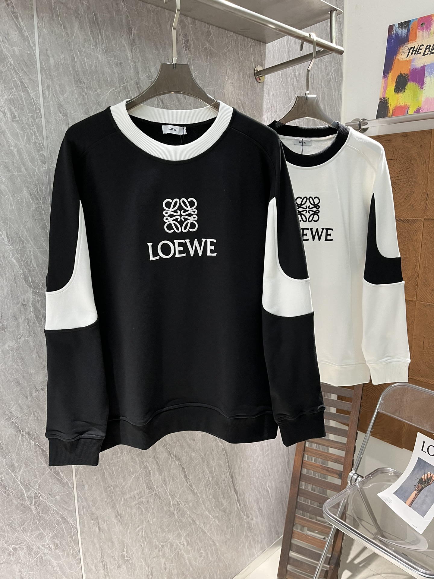 -LOEWE2024秋冬新品毛衣！撞色拼接定染400g高克重牛肚纯棉卫衣面料制成面料手感厚实且有一定的自