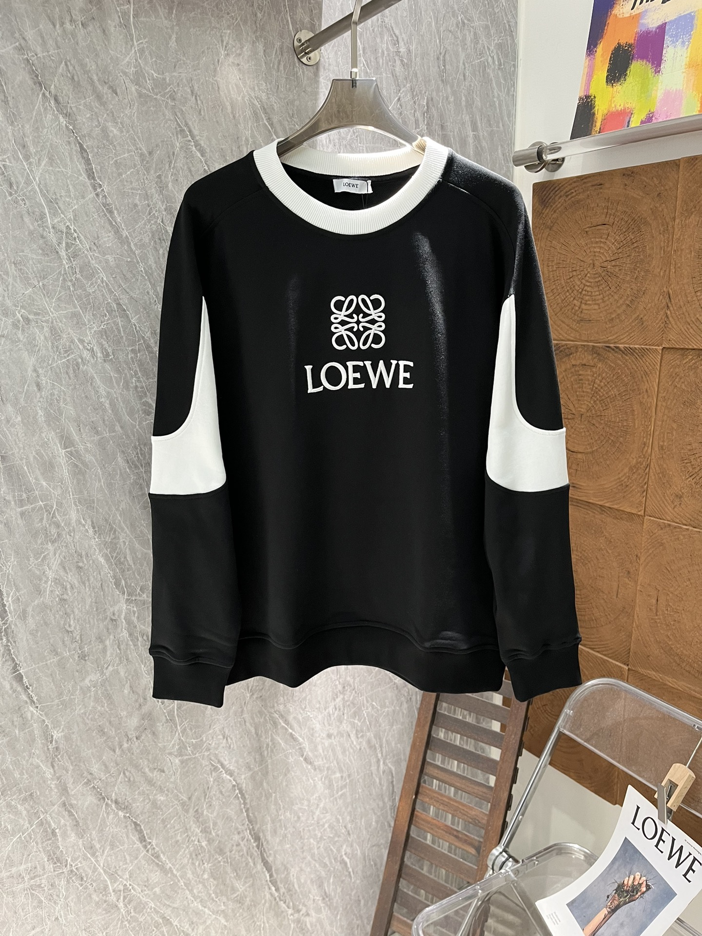 -LOEWE2024秋冬新品毛衣！撞色拼接定染400g高克重牛肚纯棉卫衣面料制成面料手感厚实且有一定的自