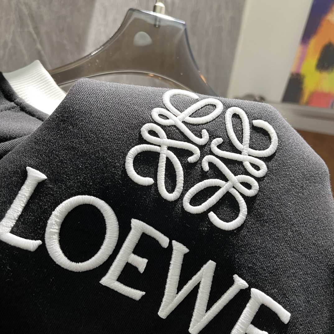 -LOEWE2024秋冬新品毛衣！撞色拼接定染400g高克重牛肚纯棉卫衣面料制成面料手感厚实且有一定的自