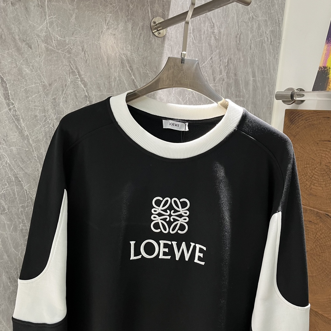 -LOEWE2024秋冬新品毛衣！撞色拼接定染400g高克重牛肚纯棉卫衣面料制成面料手感厚实且有一定的自