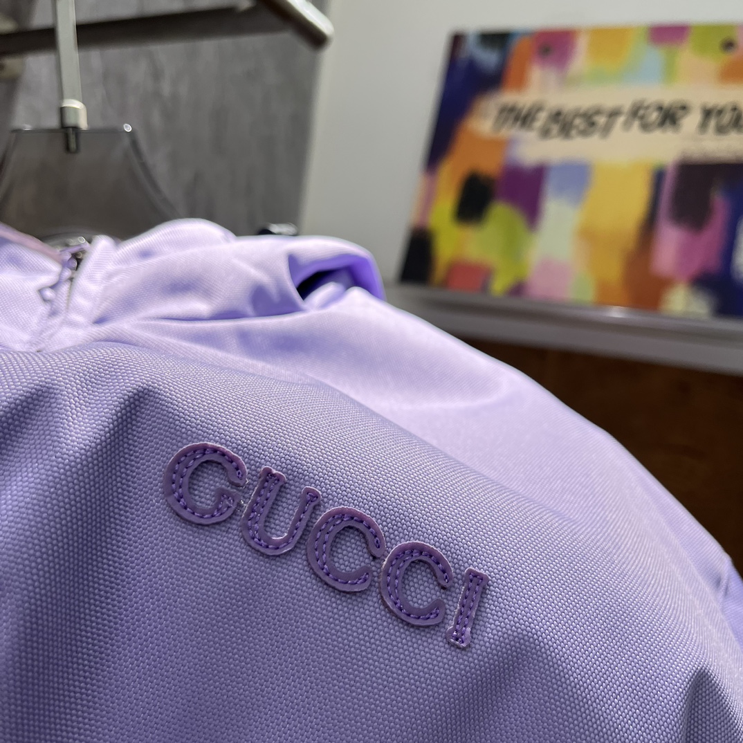 GUCCI24秋冬新品双面拉链夹克棉服一面以灰色斜纹尼龙GG提花面料另一面选紫色平纹帆布制作Cucci刺