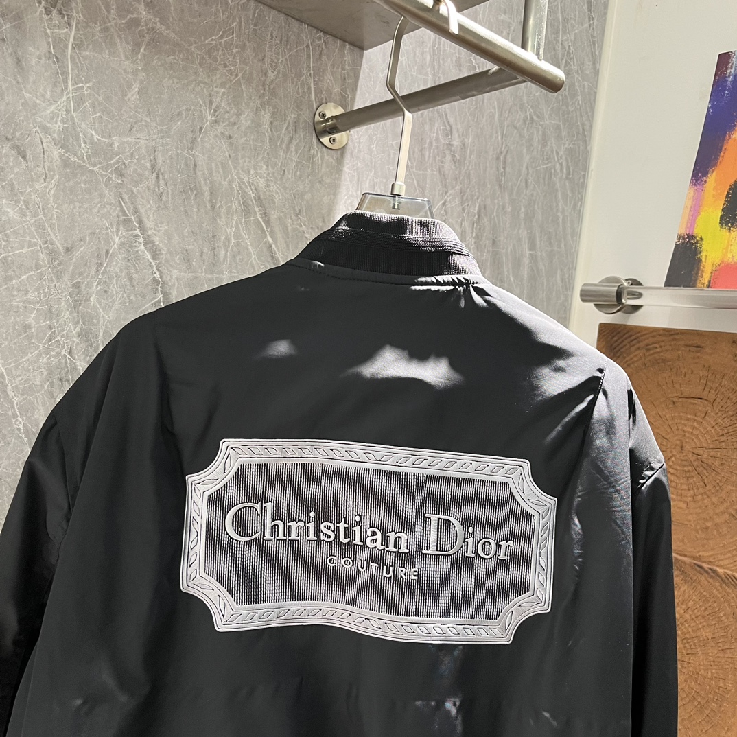 CD经典款粗横棱纹ChristianDiorCouture标志棒球服！同款现货发售这款飞行员夹克突显经典