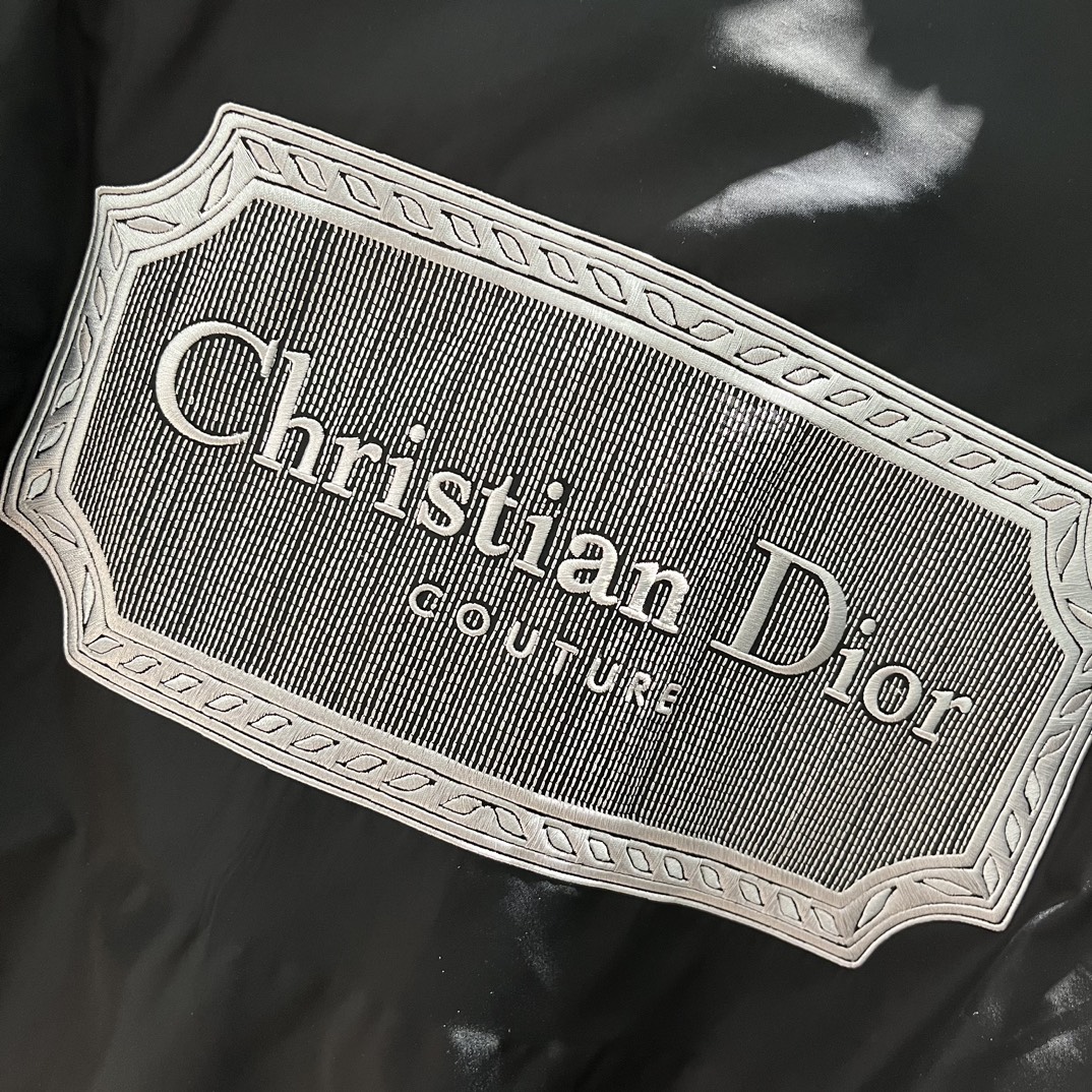 CD经典款粗横棱纹ChristianDiorCouture标志棒球服！同款现货发售这款飞行员夹克突显经典