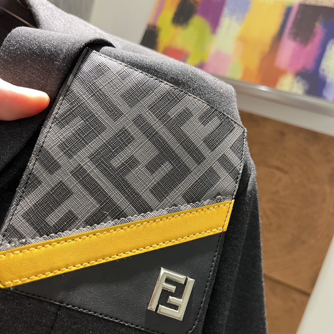 Fendi24ss秋冬新品西服外套！外贸公司订单！订制皮牌图形五金.进口锦棉罗马面料高科技无缝压胶工艺.