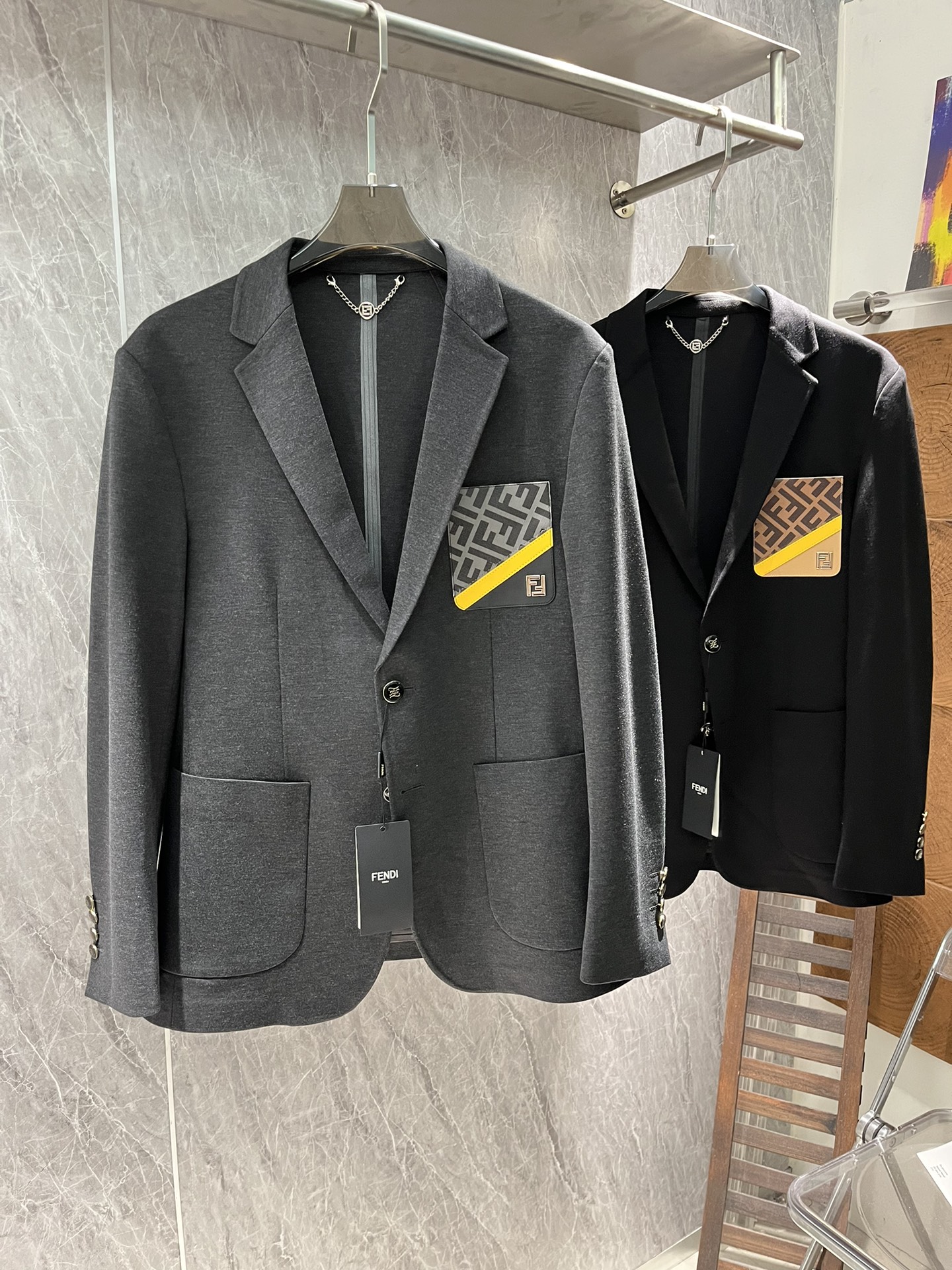 Fendi24ss秋冬新品西服外套！外贸公司订单！订制皮牌图形五金.进口锦棉罗马面料高科技无缝压胶工艺.