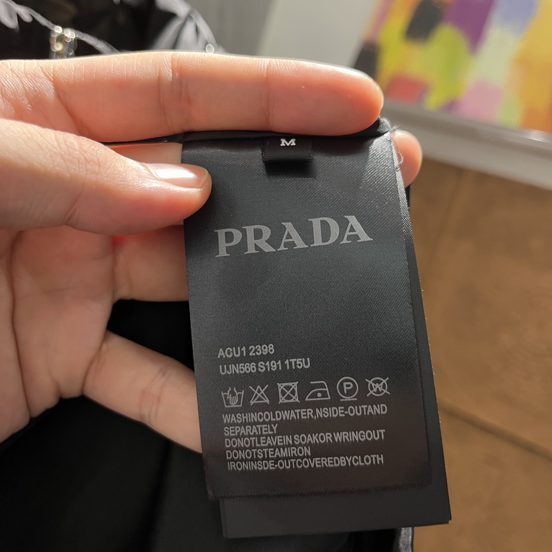 Prada24ss秋季休闲时尚夹克外套!此款夹克外套选用了P家专业定制的轻薄科技面料制成表面整洁光滑且富