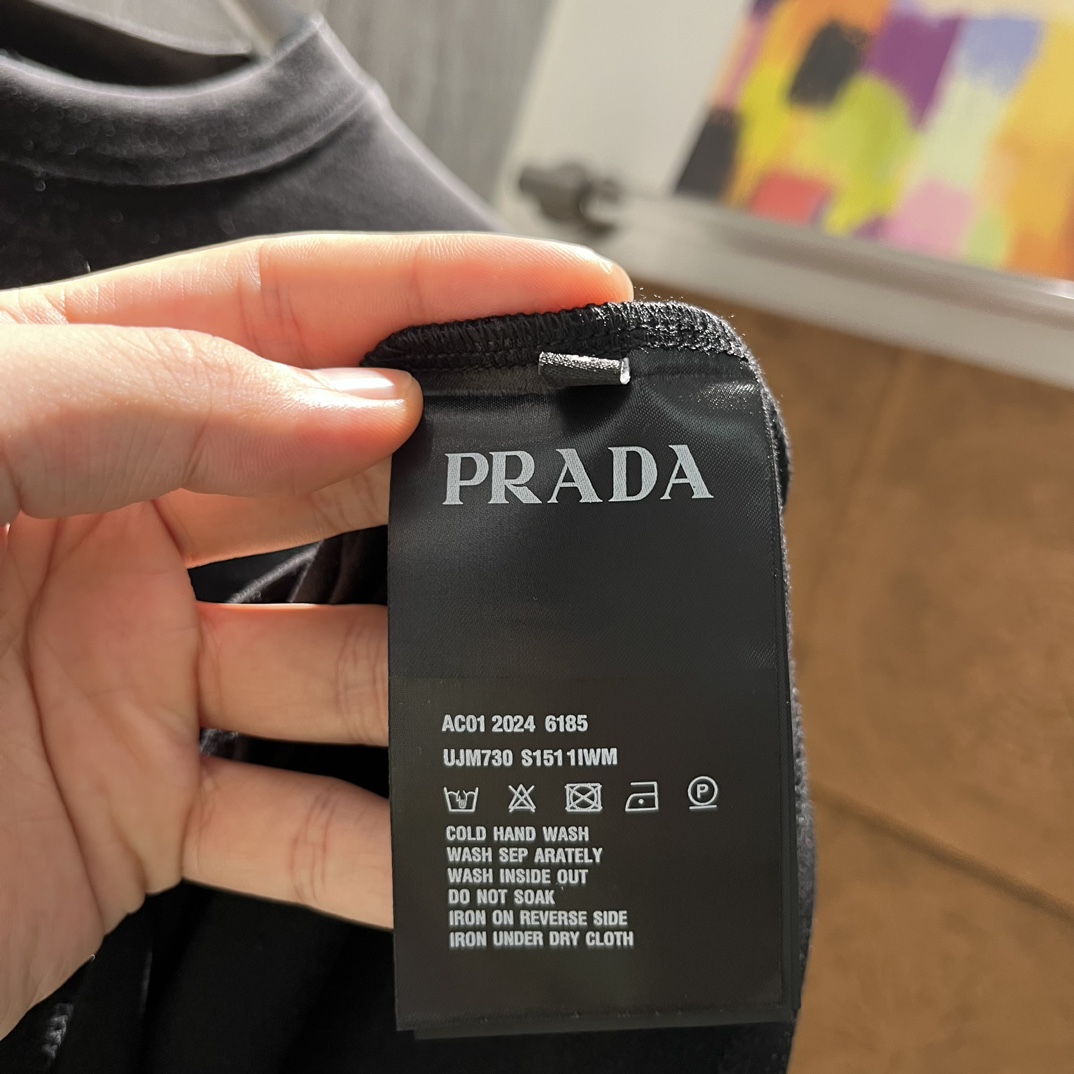 Prada24ss秋季男士圆领长袖T恤！简约的设计胸口经典基础立体字母图m.干净清爽简单大方.不限年龄的