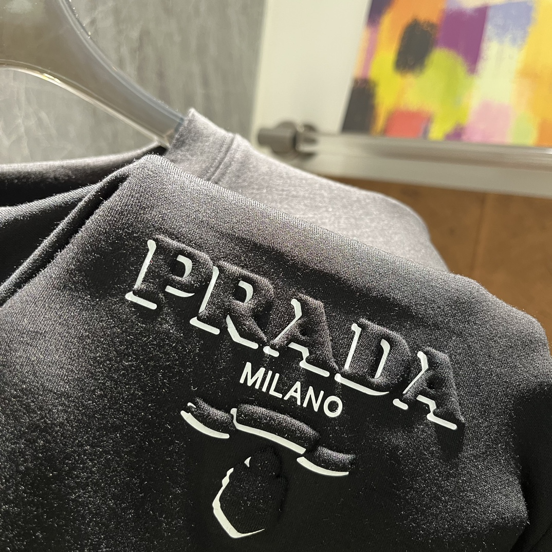 Prada24ss秋季男士圆领长袖T恤！简约的设计胸口经典基础立体字母图m.干净清爽简单大方.不限年龄的