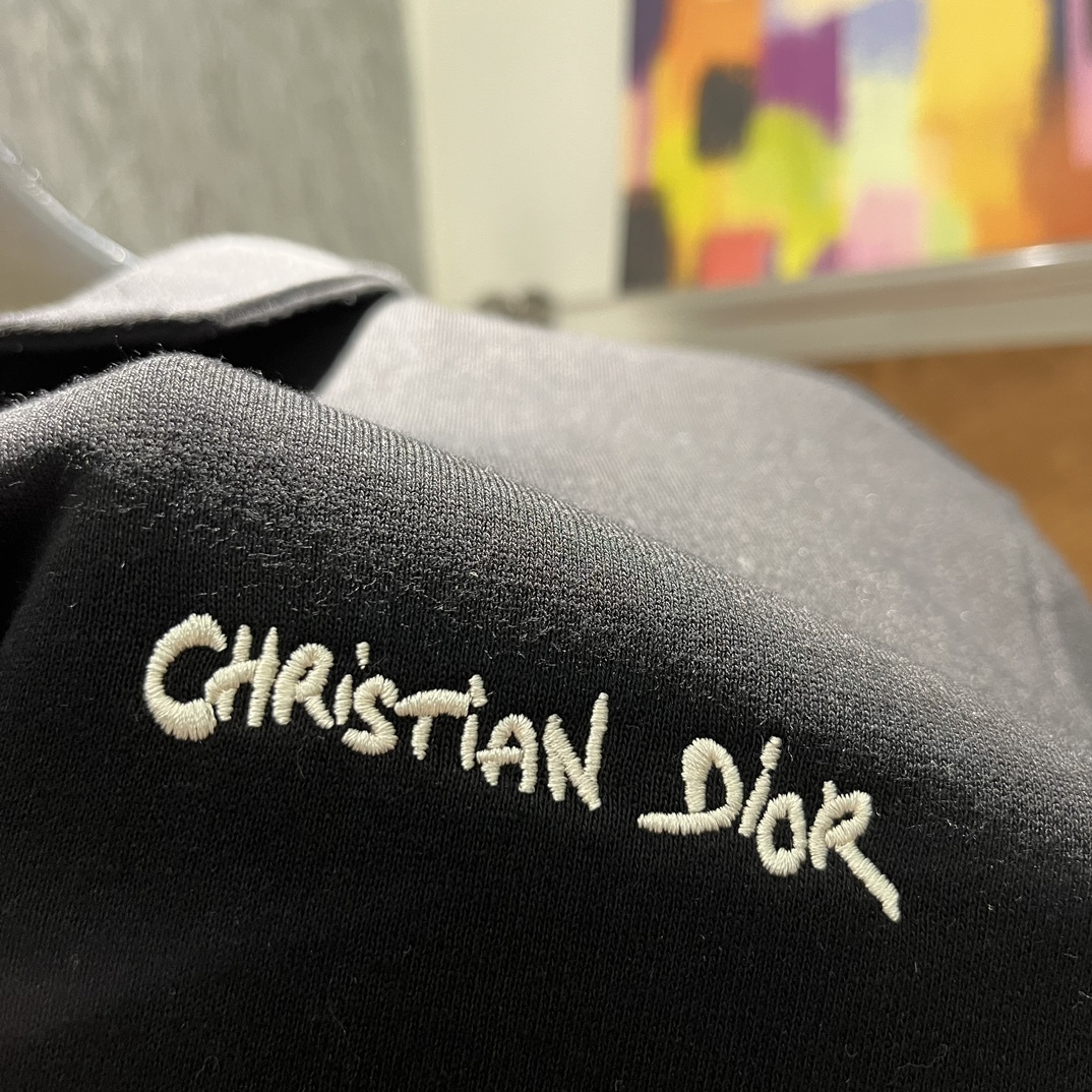 DIOR秋季新品拉链衣领卫衣！采用棉质起绒面料精心制作前胸展现ChristianDiorTag刺绣搭配拉