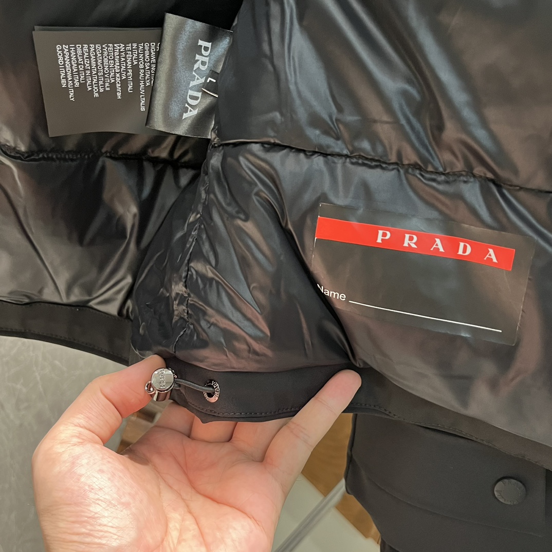 Prada2024FwLineaRossa系列羽绒面包服专柜同步售接近2万的高端产物！全防水压胶工艺！这