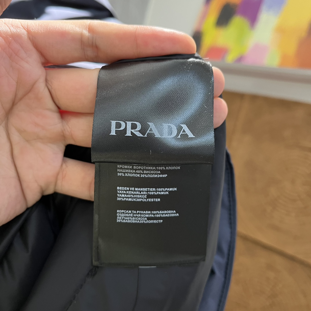 Prada经典秋冬户外压胶滑雪羽绒服！彰显造型气质的不朽传奇极致款的休闲户外型羽绒服寒风凛冽的冬季让您拥