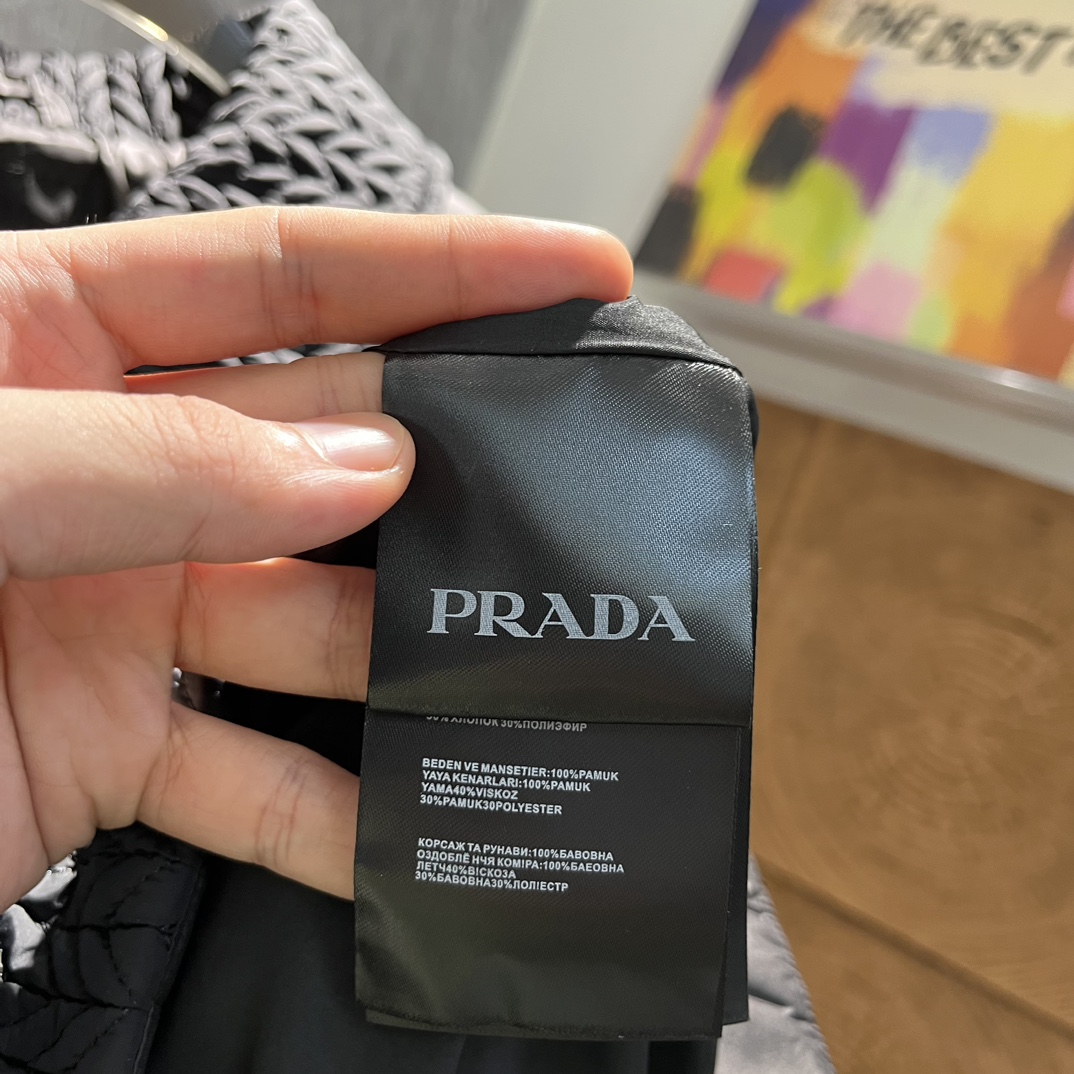 PRADA经典翻领轻薄保暖羽绒服！咱家这款代工厂出得货品质无疑！懂货的亲们直接收收到货都是满满惊喜！三角