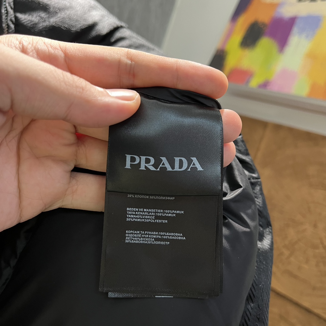 PRADA2024最新字母提花面料连帽羽绒服重磅牛货年度最为昂贵的一款羽绒同质GT的品控细节超级震憾绝对